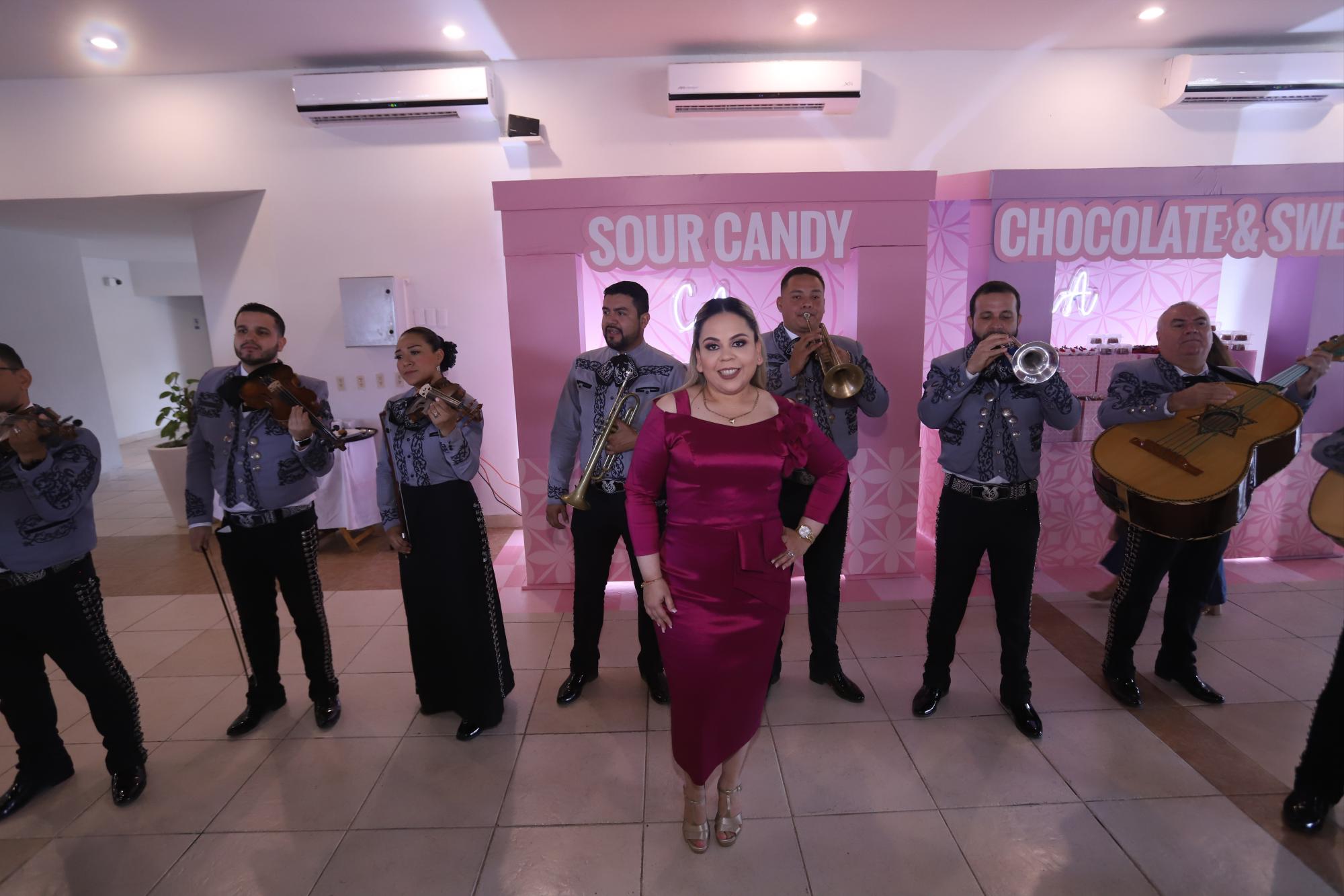 $!Carmen Alicia junto al mariachi.