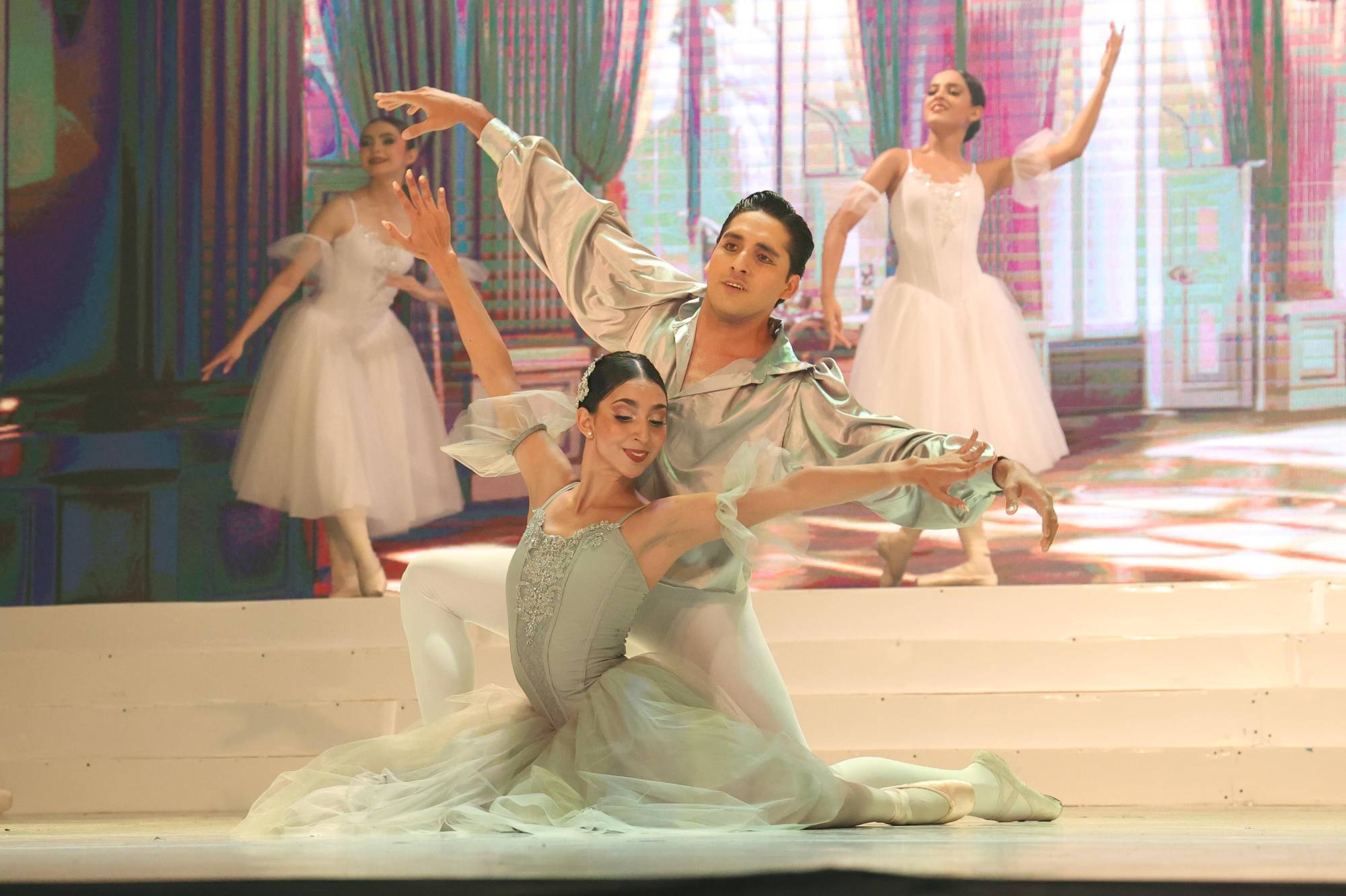 $!Los bailarines cautivaron al público con interpretaciones inspiradas en el ballet clásico y romántico.