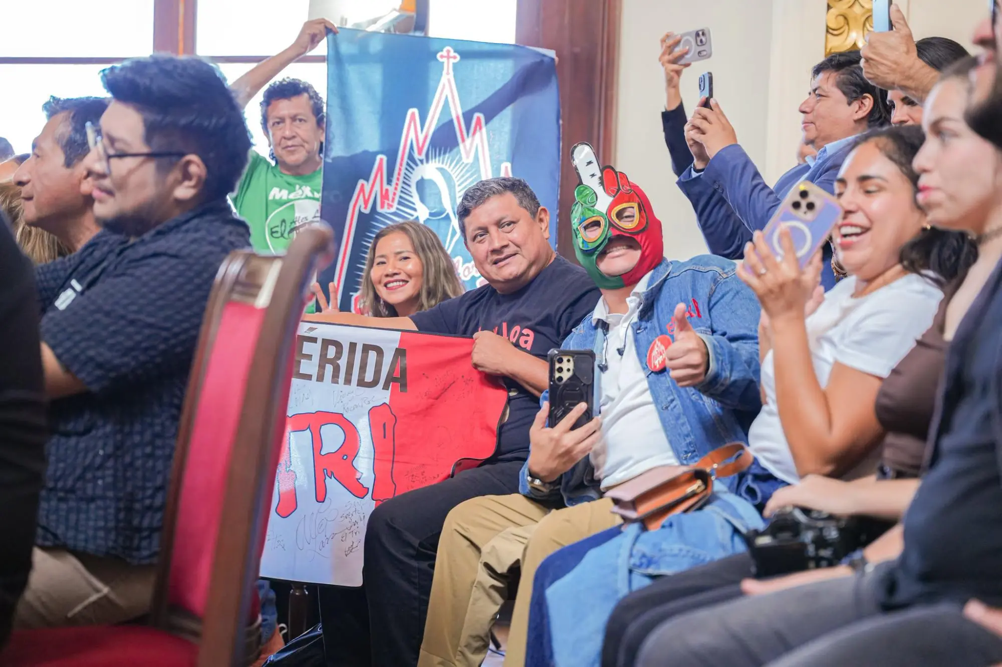 $!Fans del grupo se dan cita en la entrega del reconocimiento.