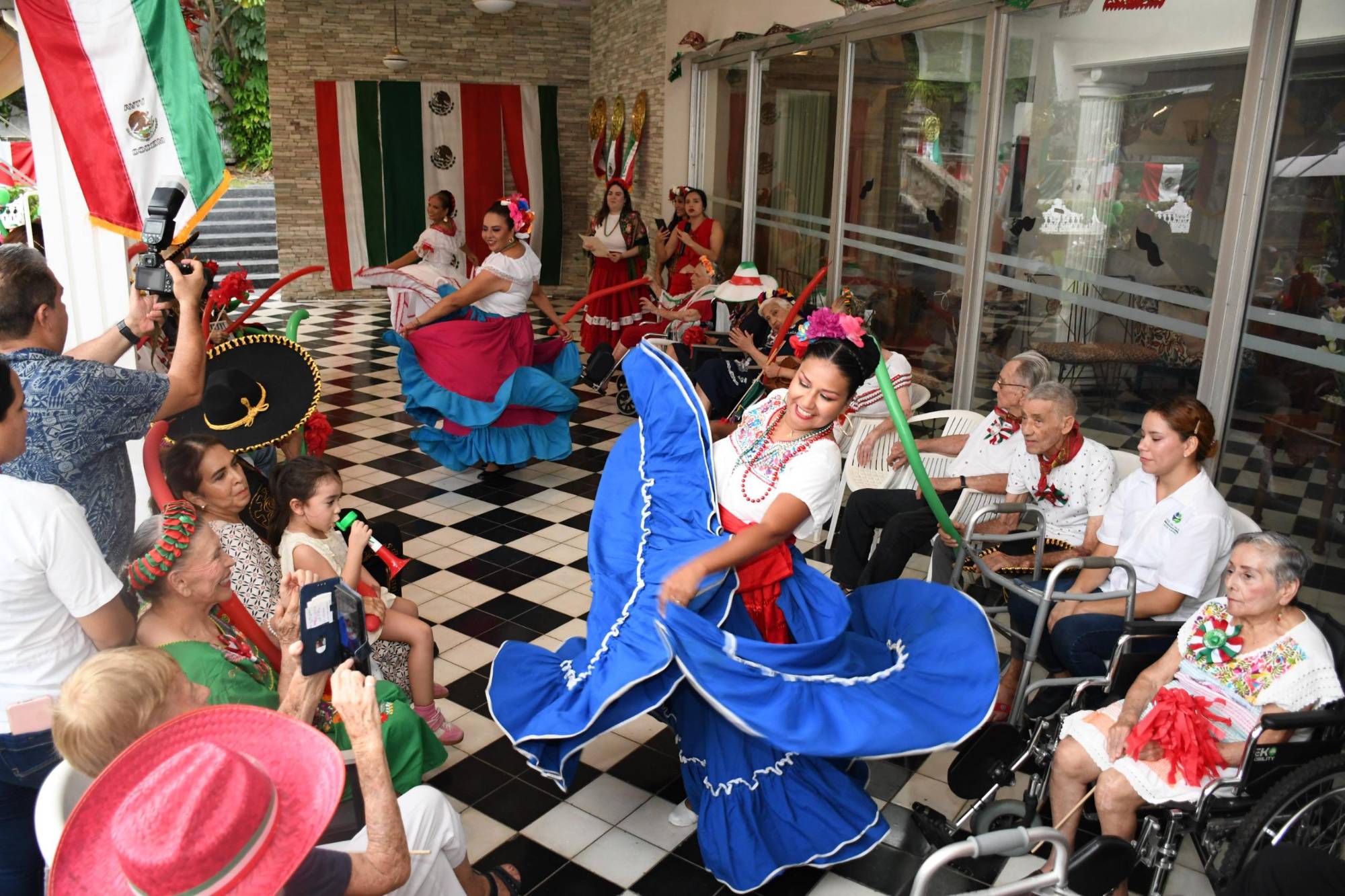 $!Decanas del Ballet Cuicacalco pusieron el ambiente esa tarde.