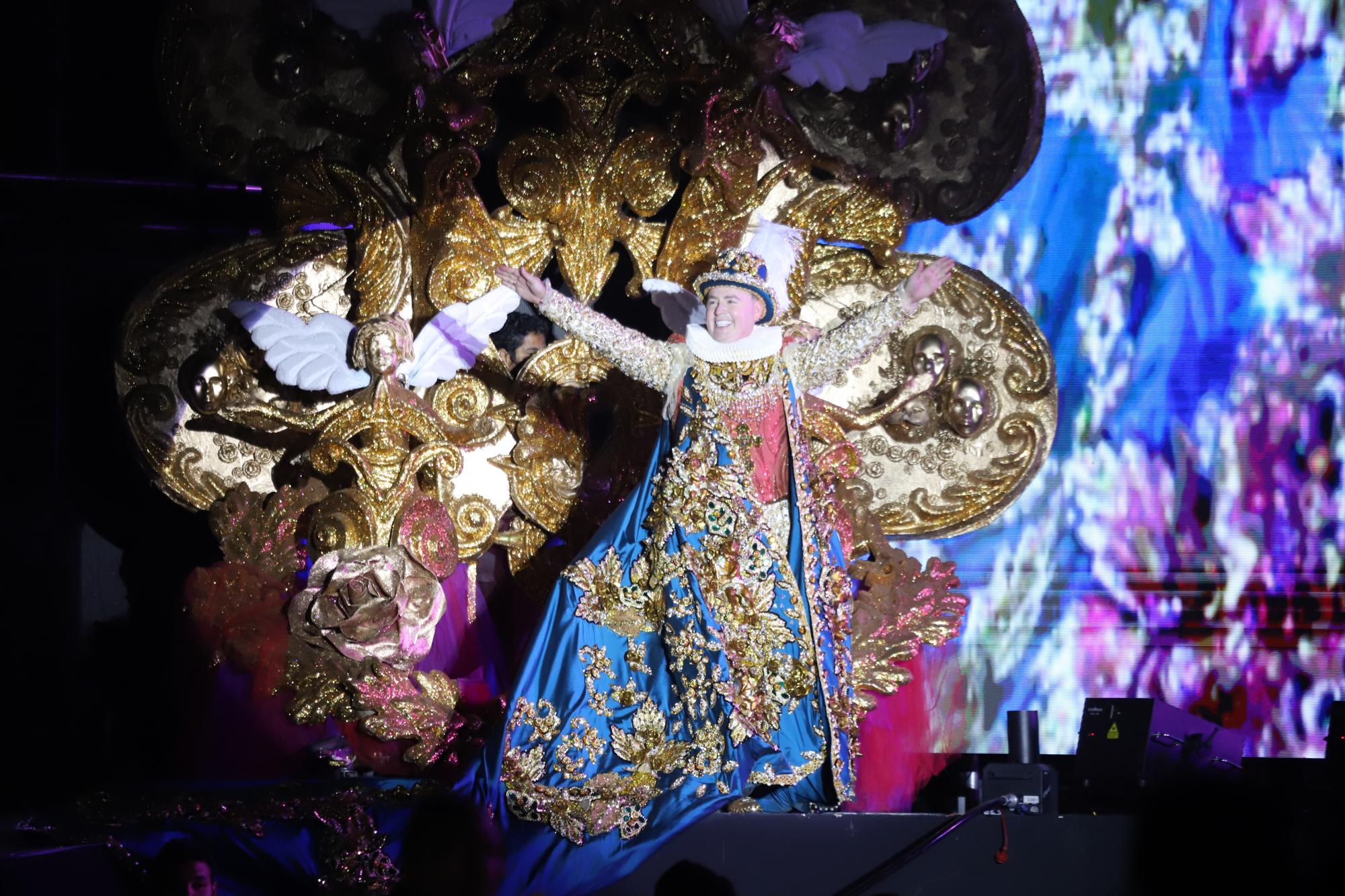 $!Recibe su corona Héctor II como Rey del Carnaval de Mazatlán 2024