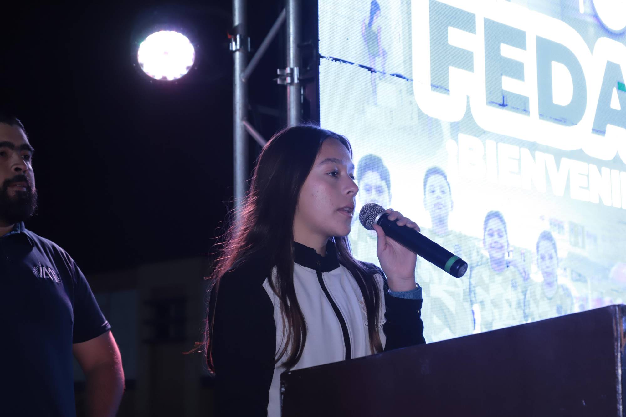 $!La alumna Yessica Paulette Rivera Palafox, deportista destacada en Juegos Conade, realizó la toma de protesta a los participantes.