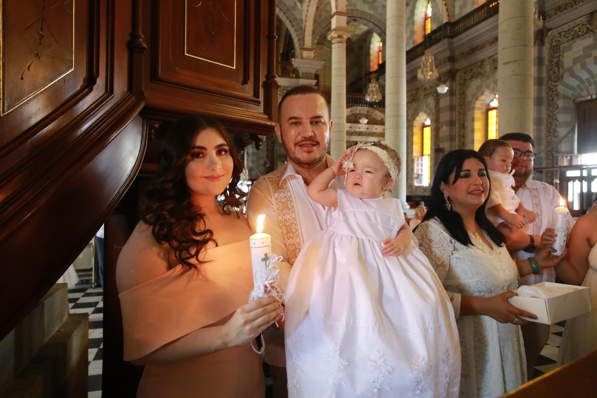 $!Alice Kaitlyn con sus padrinos Isabella Arellano y Édgar Roberto Romero.