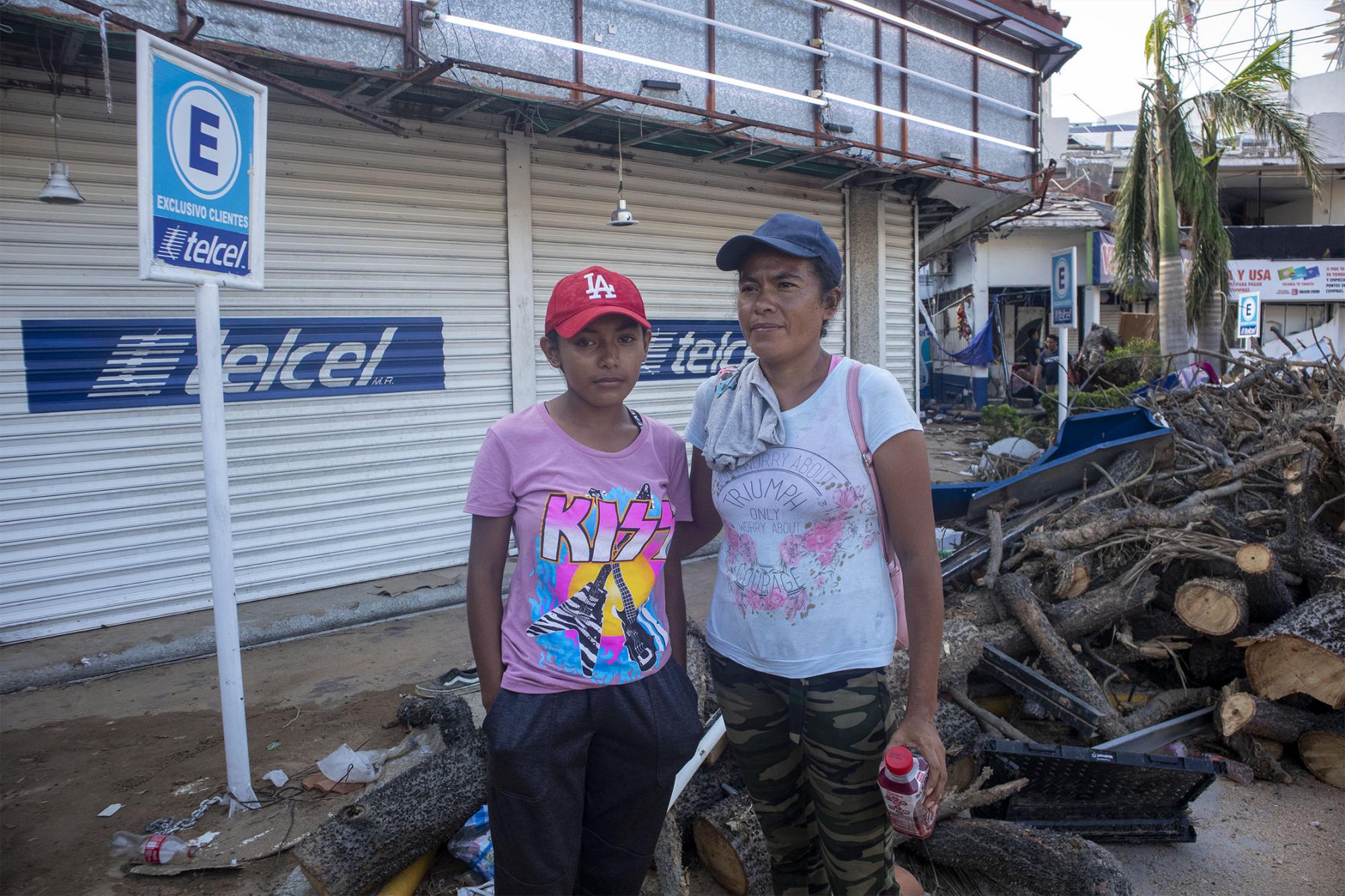 $!Habitantes de comunidades rurales de Acapulco caminan hasta hallar señal para hablar con sus familias