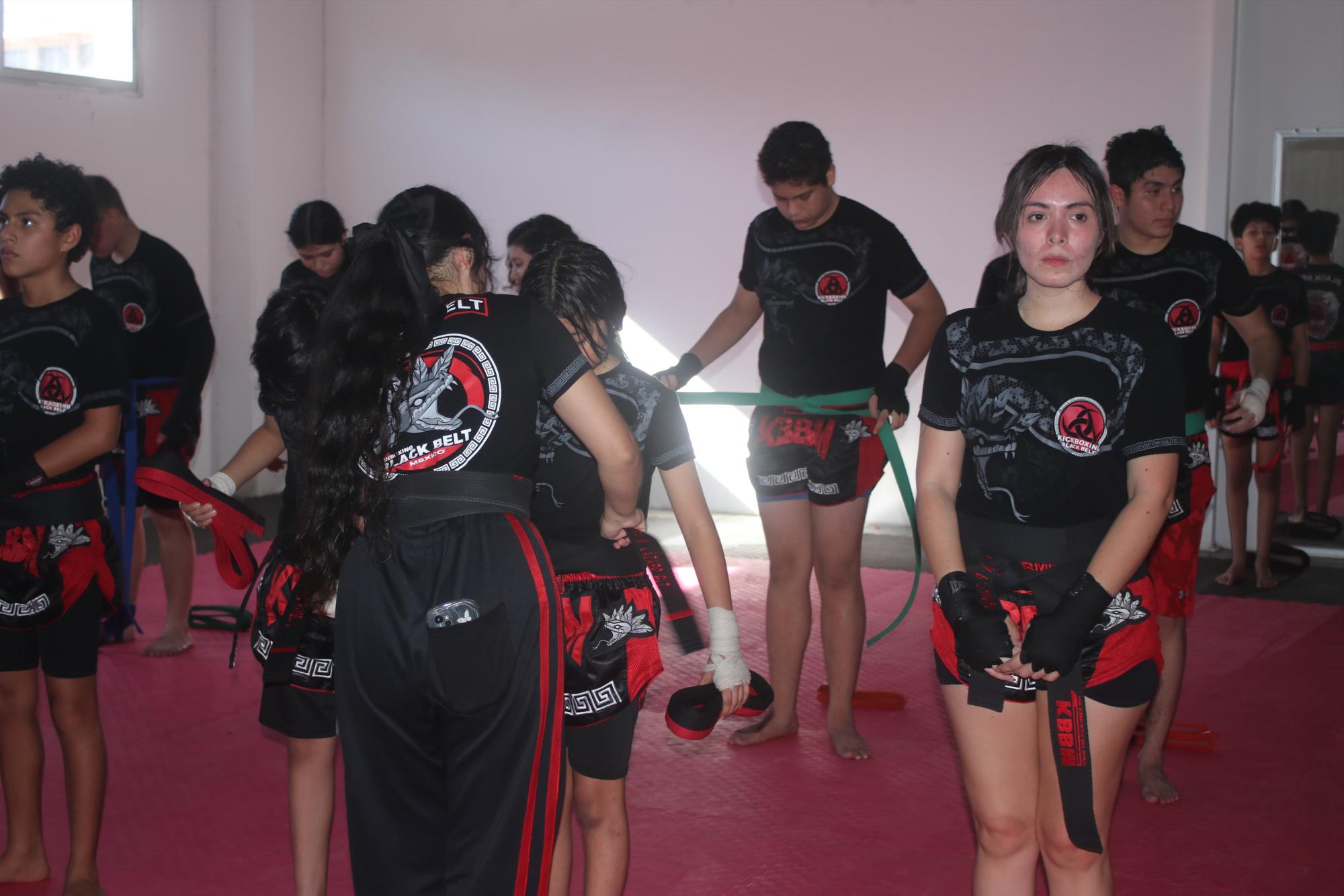 $!Se gradúan 25 alumnos de la Academia Black Belt