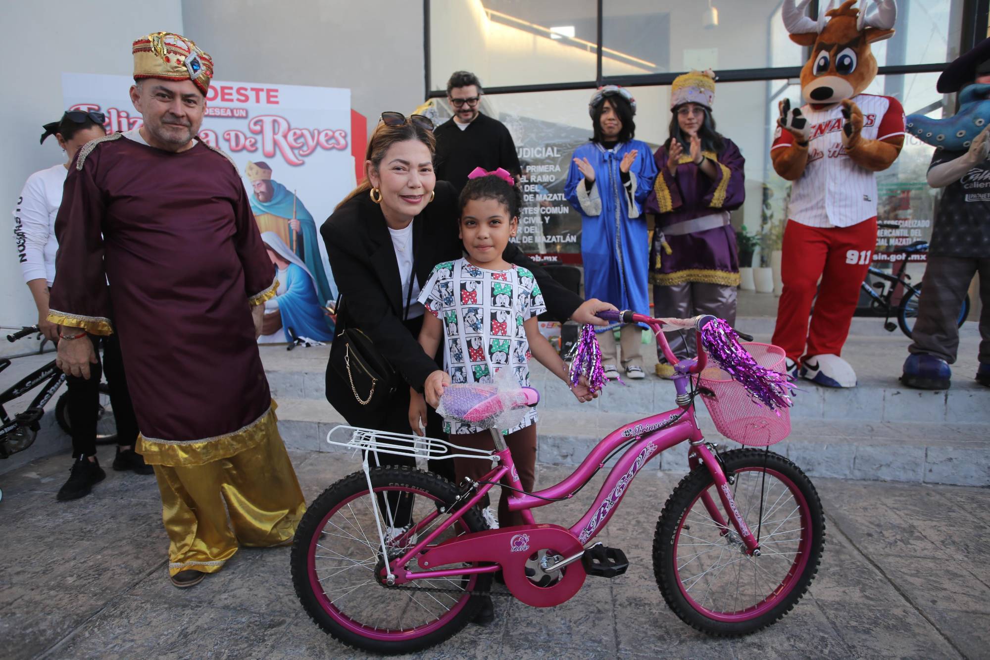 $!Elizabeth Peraza, directora ejecutiva de Noroeste, hace entrega de una bicicleta a esta pequeña.