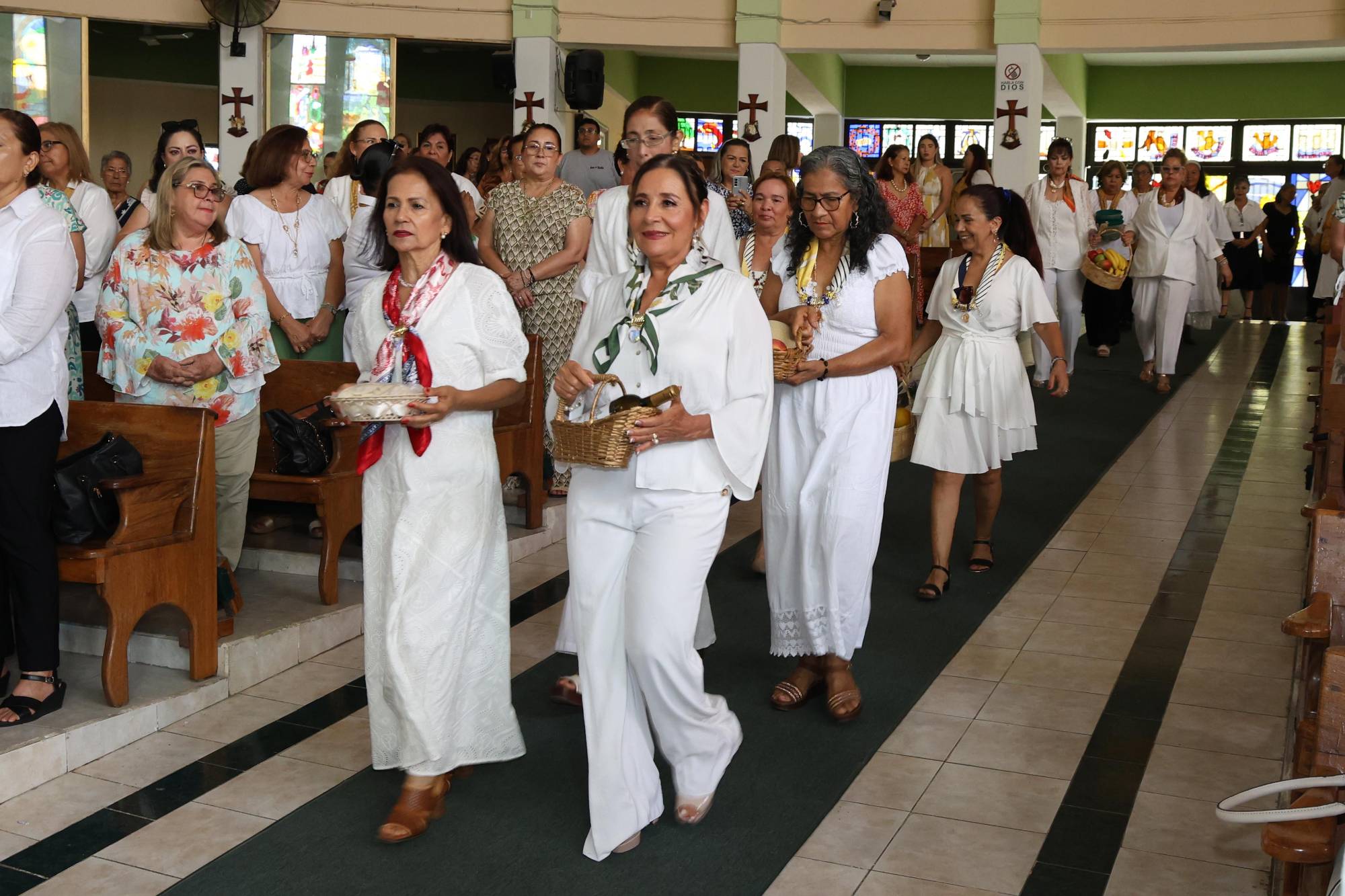 $!Las egresadas se integraron activamente a la celebración eucarística, llevando las ofrendas al altar.