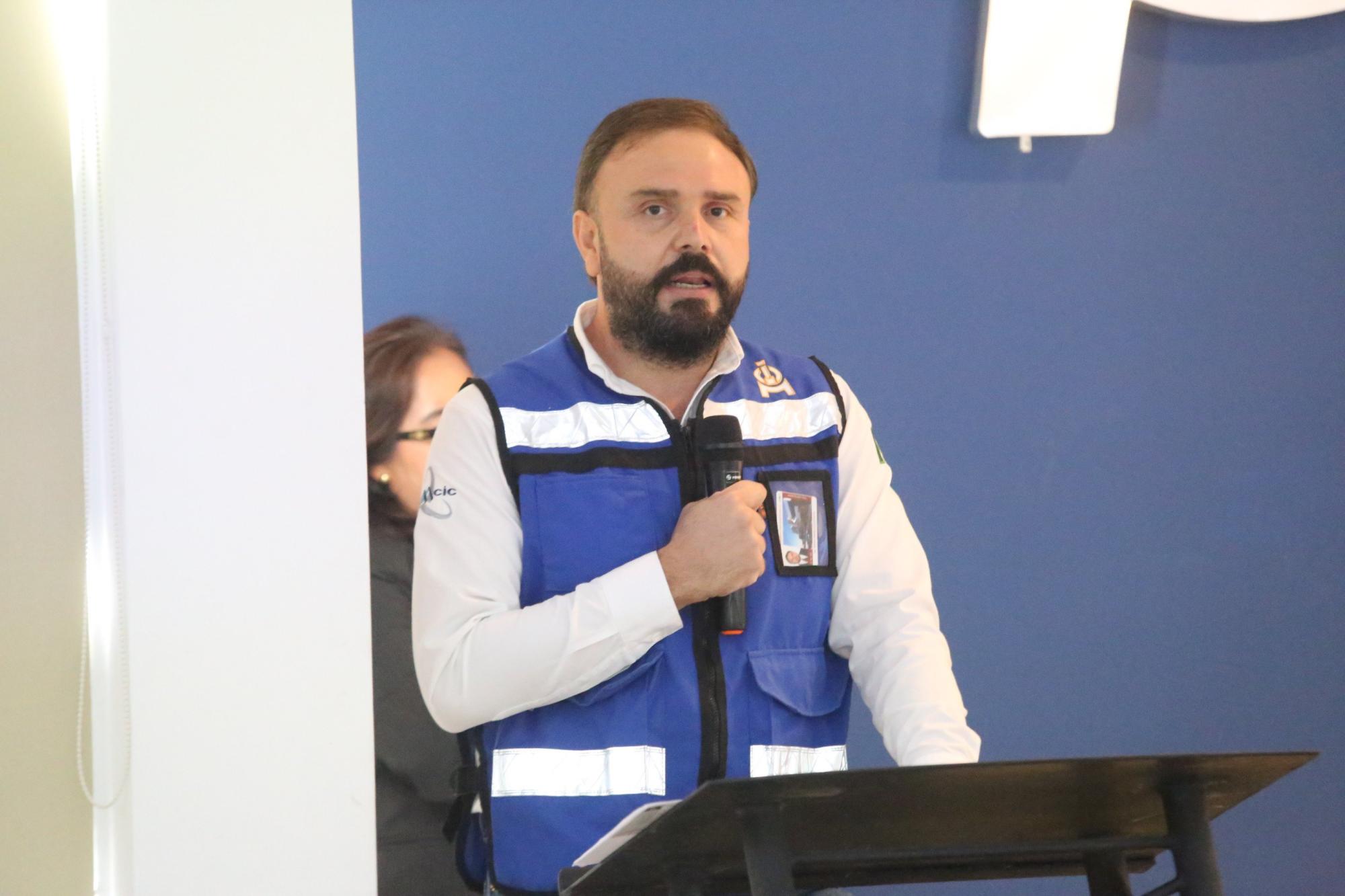 $!Ramón Antonio Osuna, presidente del Colegio de Ingenieros Civiles de Mazatlán, dirigió un mensaje a los presentes.