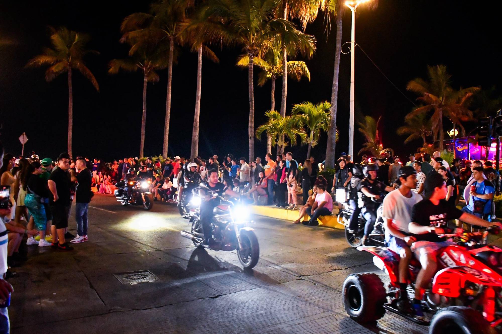 $!Disfrutan miles de fiesta motorizada en Mazatlán