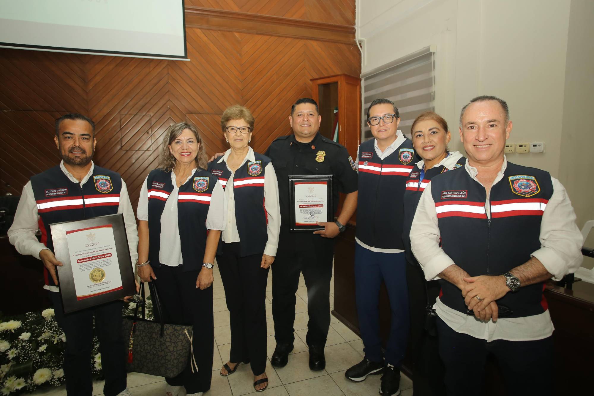 $!Jorge Guerrero, Lisa Zúñiga, Lourdes Magallón, Saúl Robles, Juan Ríos, Adriana Landey y Santiago León Patrón con los reconocimientos otorgados.