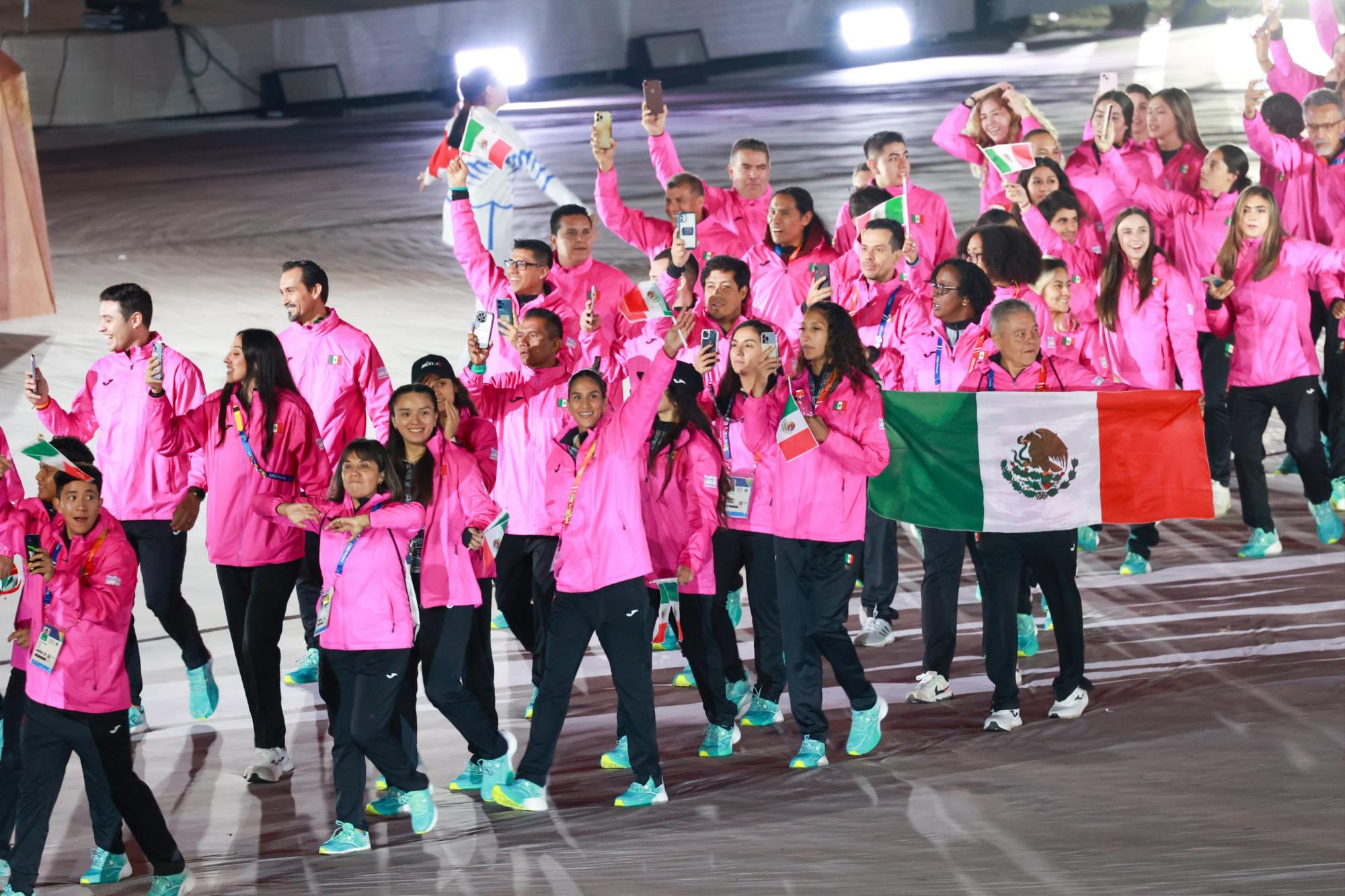 $!El rosa mexicano luce en la inauguración de los Panamericanos Santiago 2023