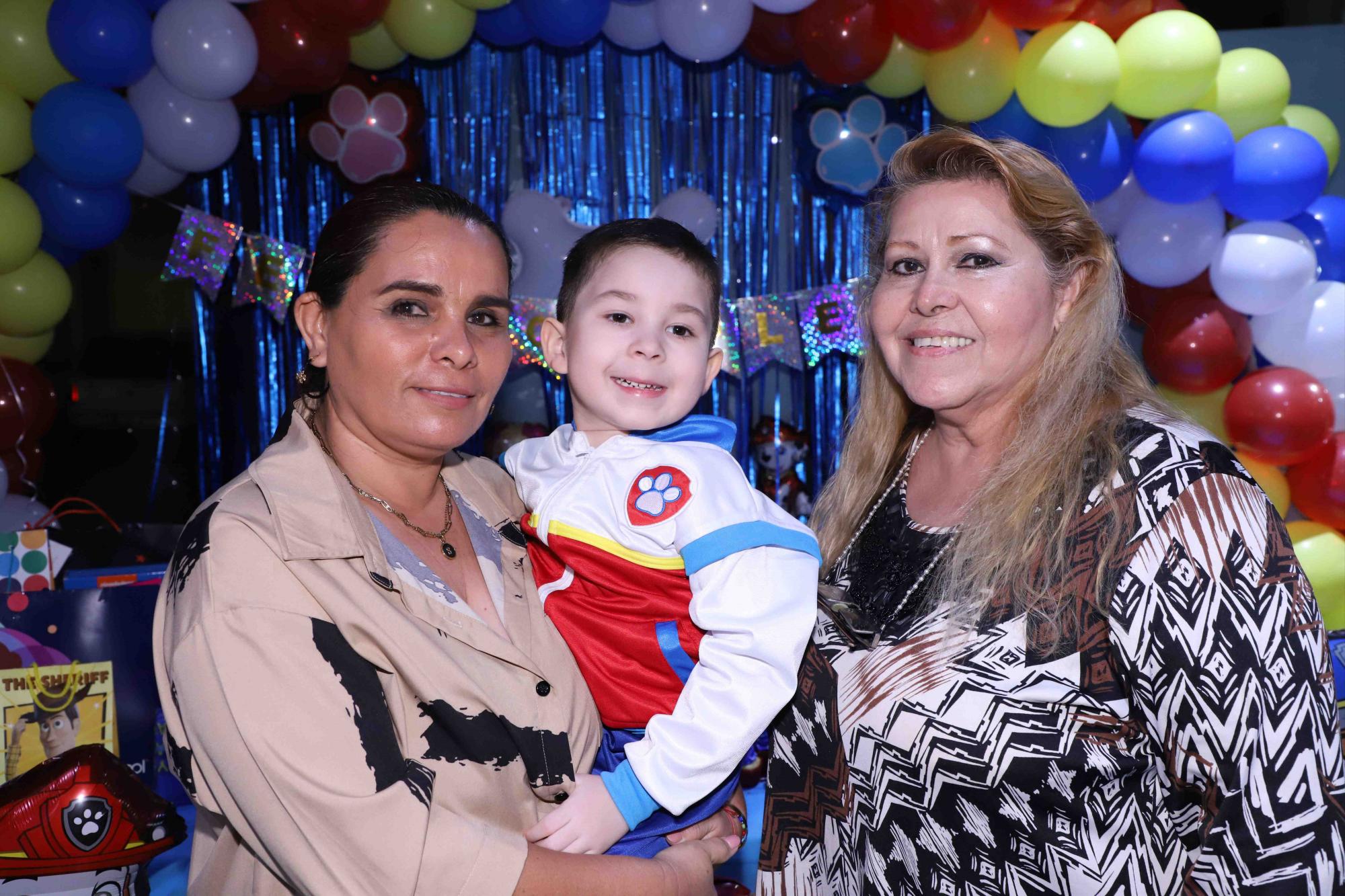 $!El festejado entre sus abuelitas, Selene Sánchez y Teresa Ramos.