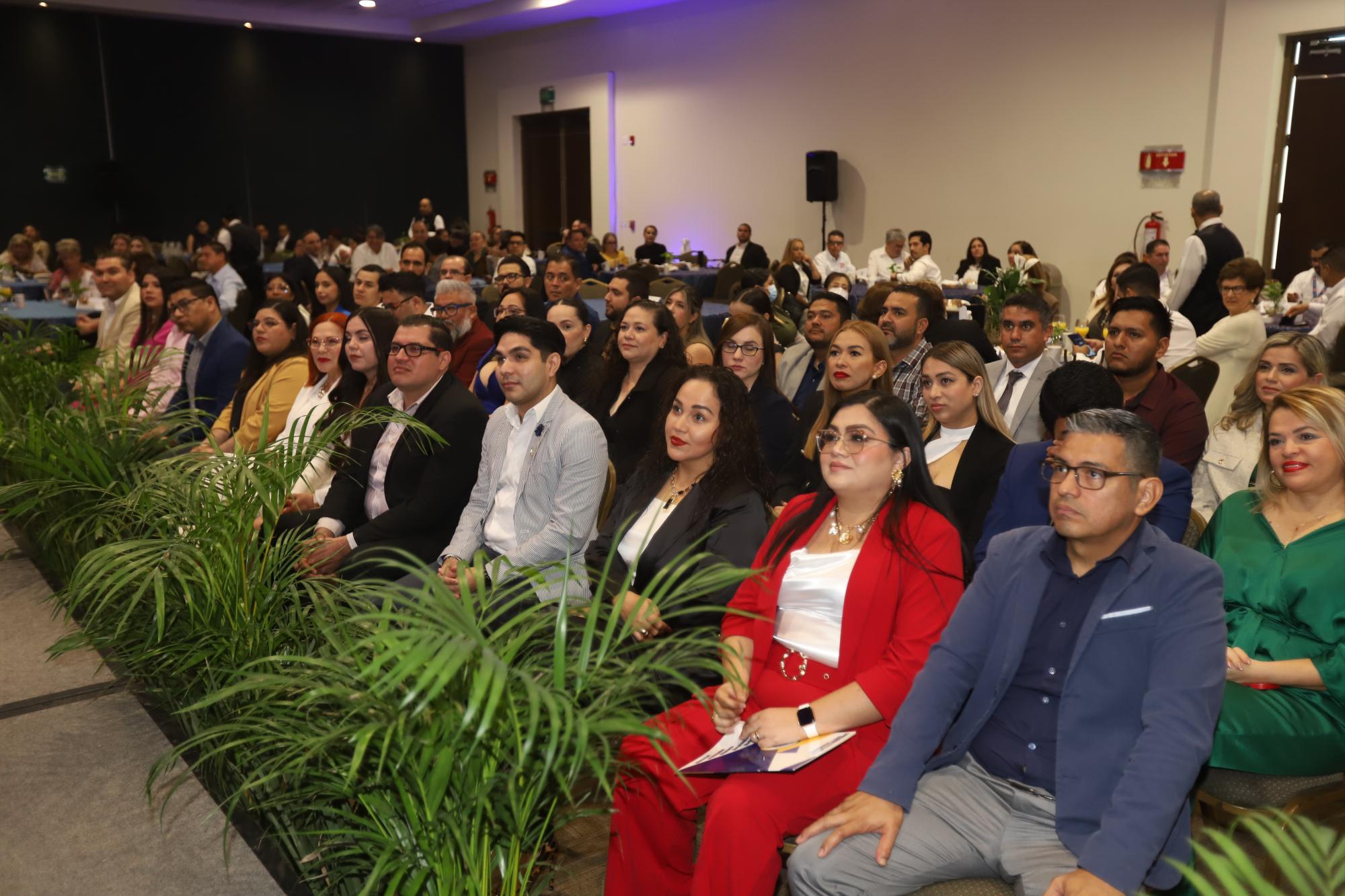 $!Los graduados estuvieron muy atentos al mensaje de Carlos Alberto Ríos Galván, que fue quien impartió el curso.