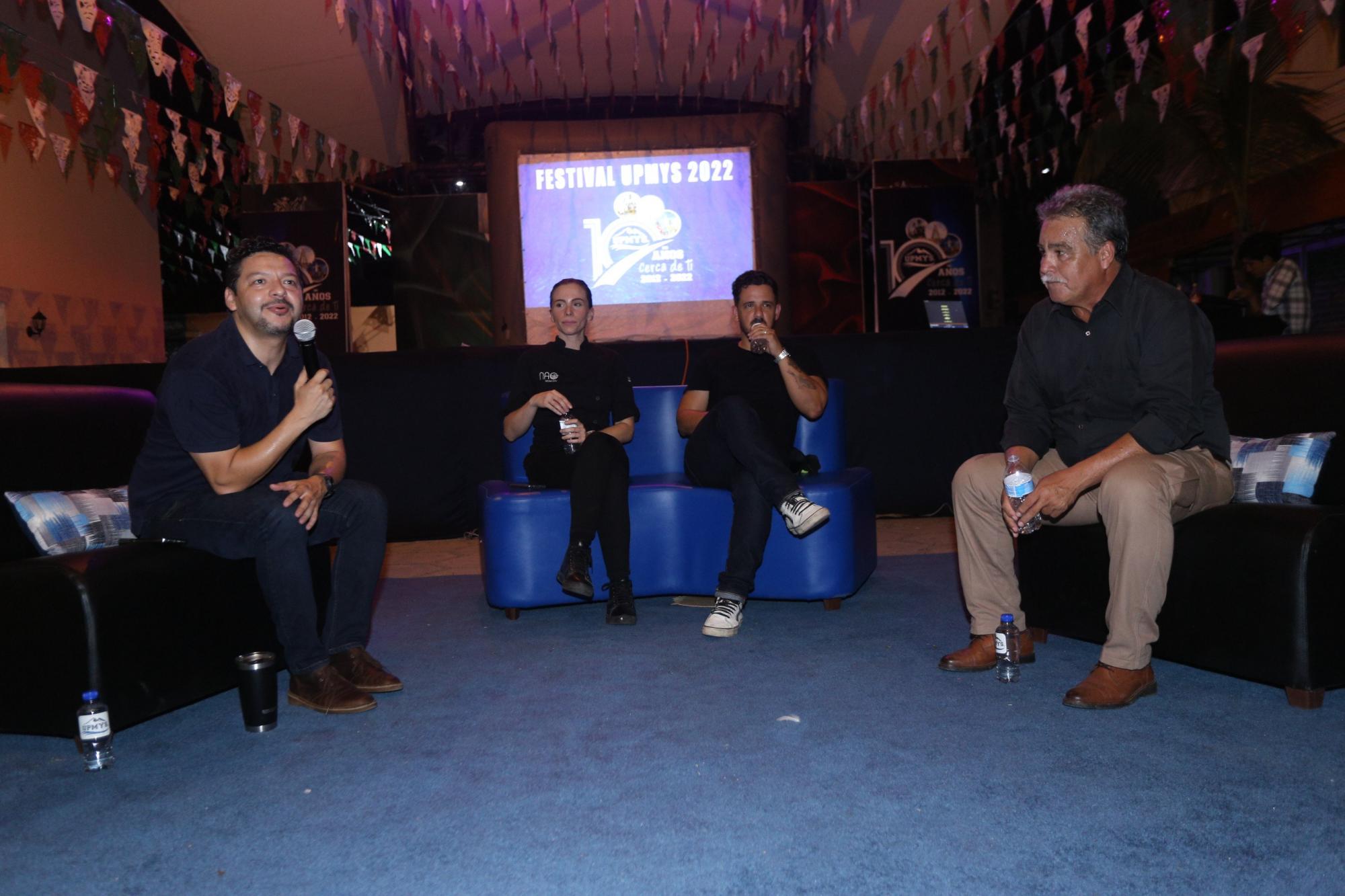 $!Adrián López Ortiz explicó a los jóvenes la finalidad de realizar el documental. Aquí acompañado de la chef Andrea Lizárraga, Isaac Aranguré, director de la docuserie y el Rector Luis Miguel Flores Campaña.