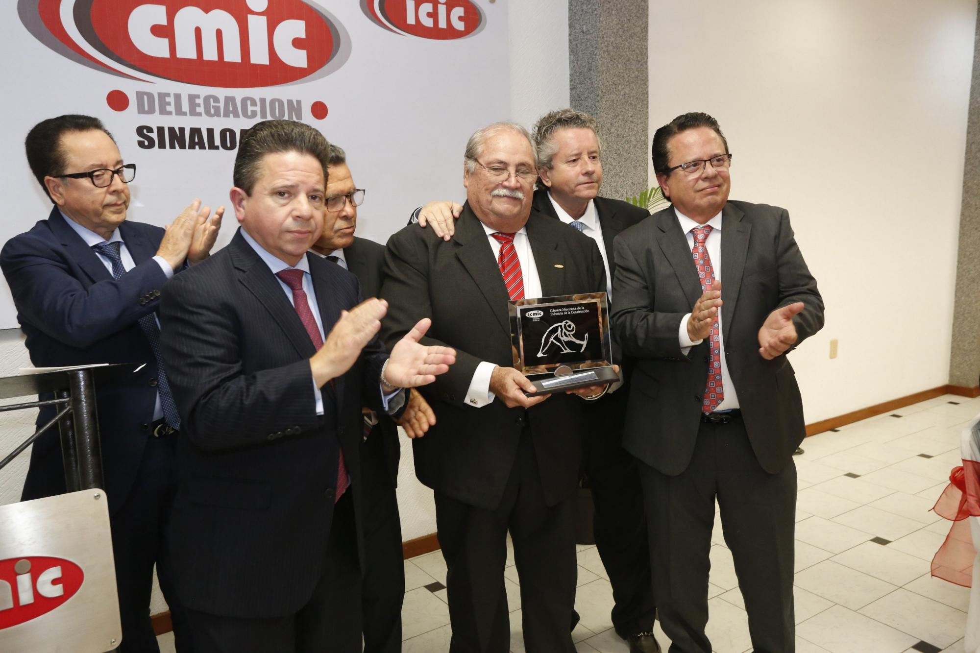$!Ramiro Burgueño y Guillermo Trewatha hicieron entrega de reconocimiento a los hijos de Mario Huerta, Héctor Ernesto, Mario Arturo, José Guillermo y Luis Roberto Huerta González.