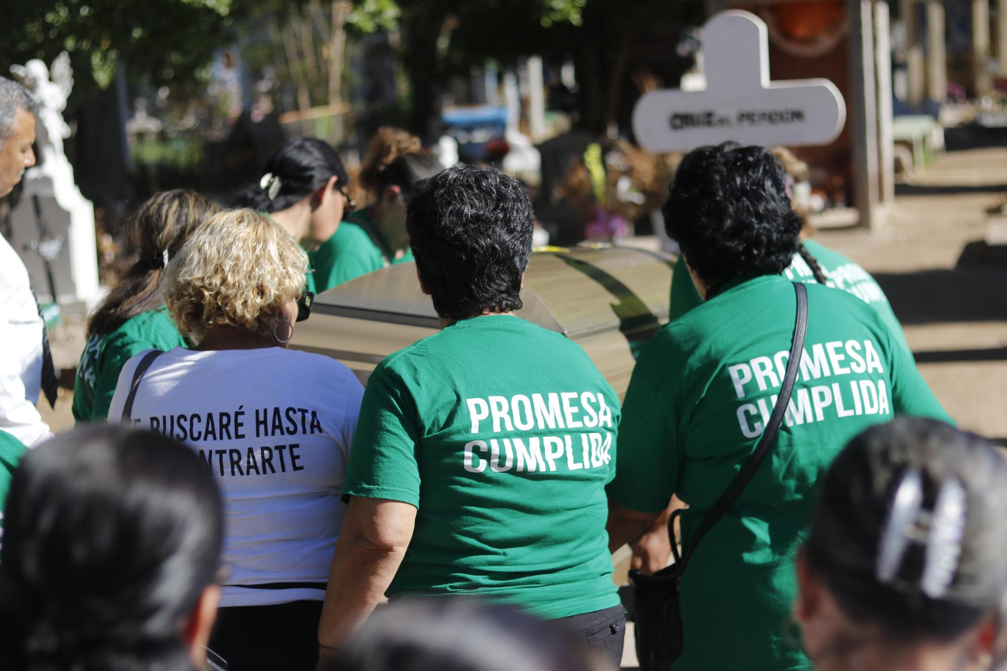$!Las compañeras de Mirna en el colectivo hicieron una guardia de honor a Roberto, quien tenía 21 años cuando fue desaparecido.