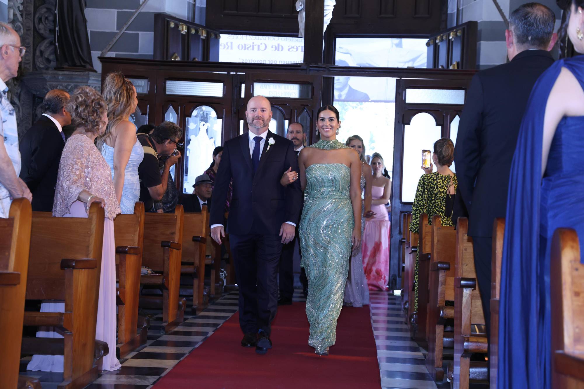 $!Mauricio Osuna Urrea y Ana Gabriela Velarde de Osuna acompañan como padrinos a los novios en este día tan especial.