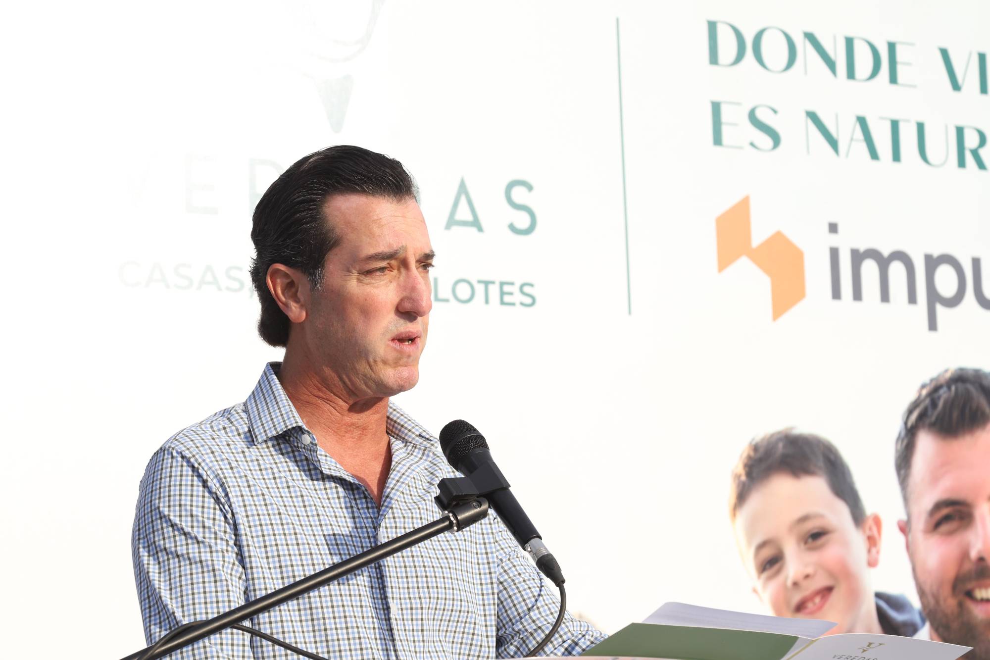 $!Carlos Álvarez del Castillo, director general de Trassen, al momento de expresar su mensaje.