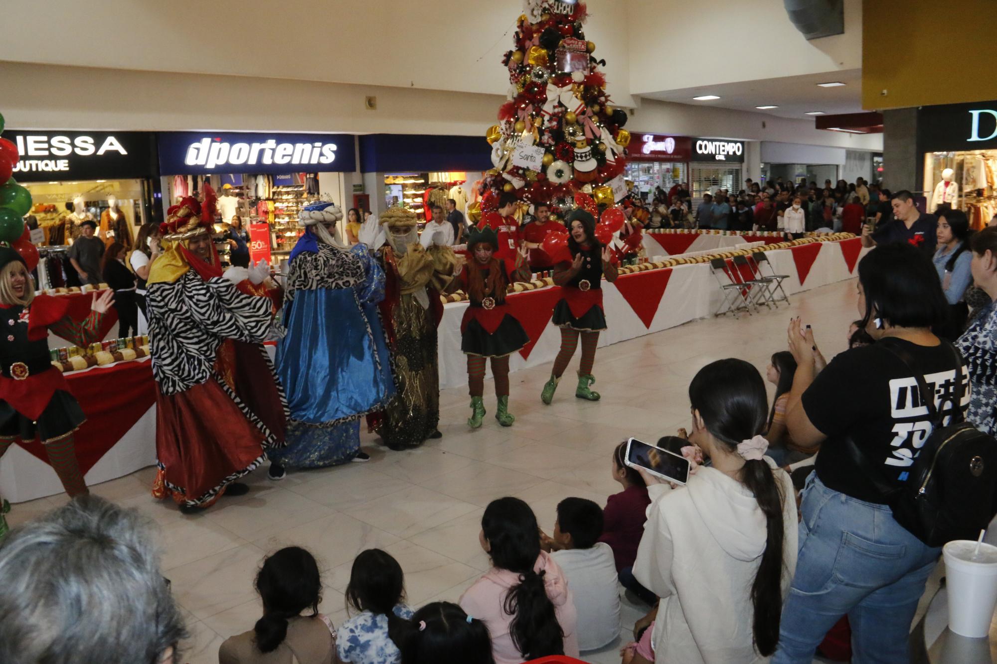 $!El público presente en Plaza Fiesta se divirtió con el espectáculo organizado por Casa Ley.