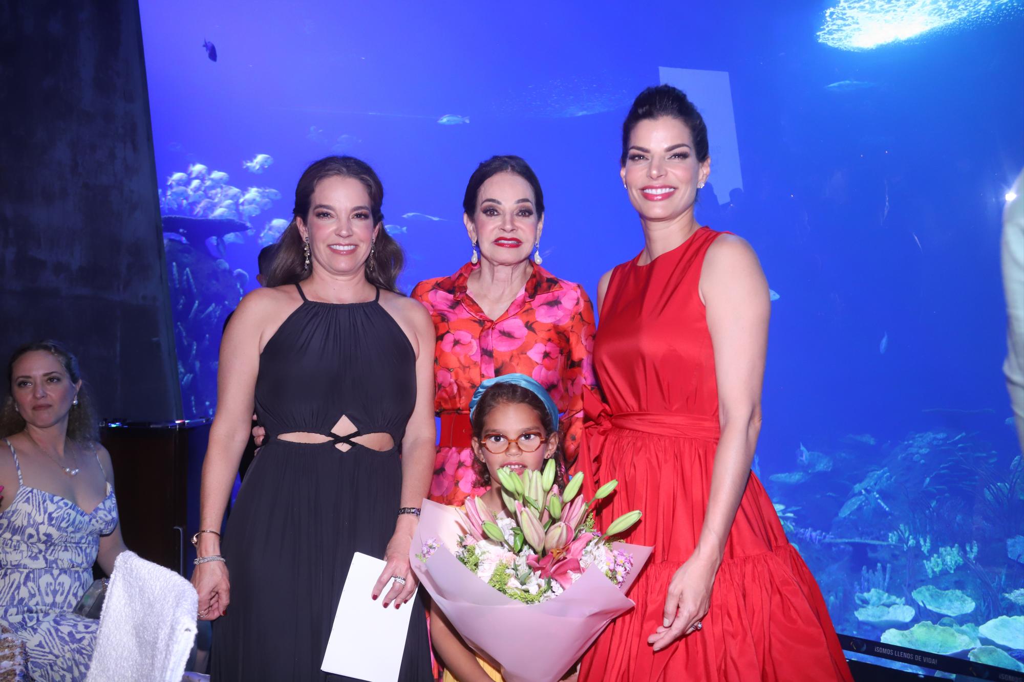 $!La pequeña Amaia hizo entrega de un ramo de flores a la señora Letty Coppel.