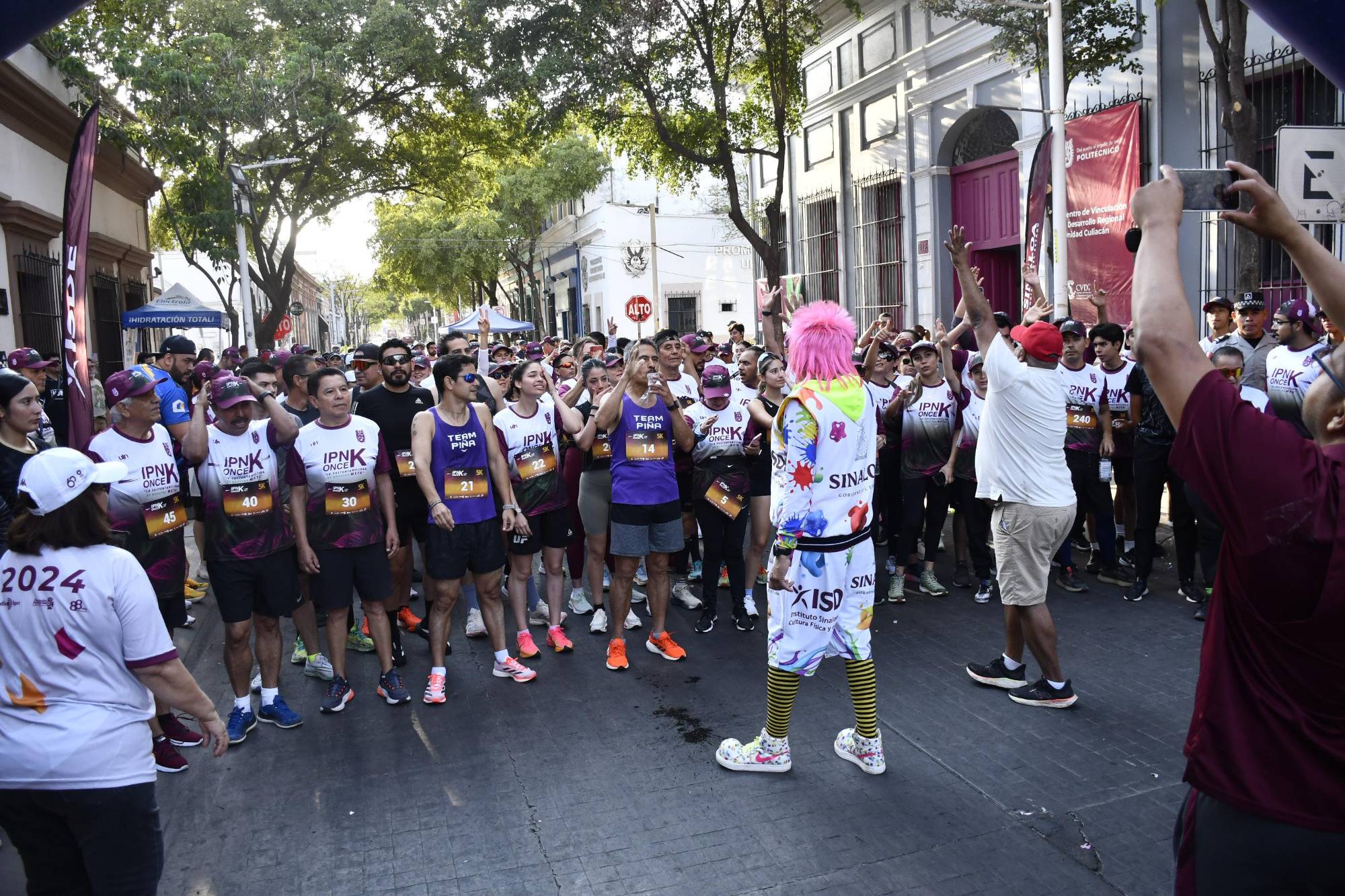 $!El Payaso Cometín animando a los participantes.