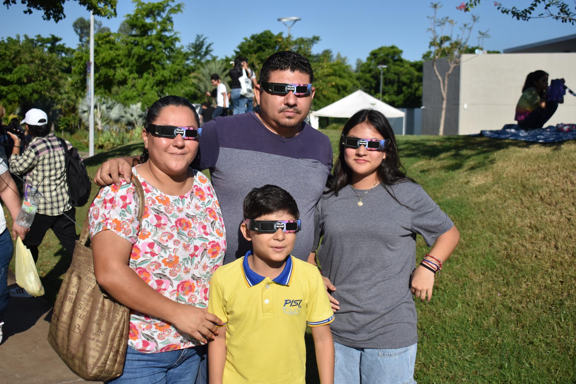 $!Gladis Soto y Porfirio Díaz, con sus hijos Dariel y Andrea Díaz.
