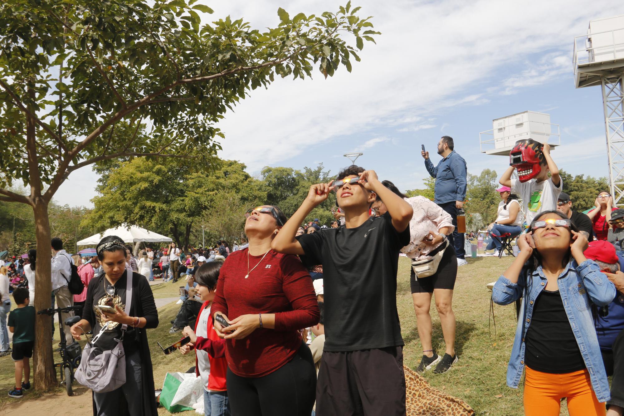 $!Con lentes protectores para el eclipse, miraban directamente el sol.