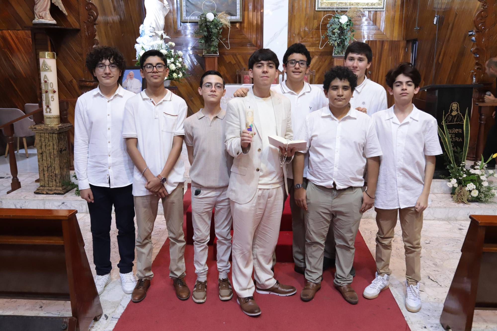 $!El recién comulgante entres sus amigos.