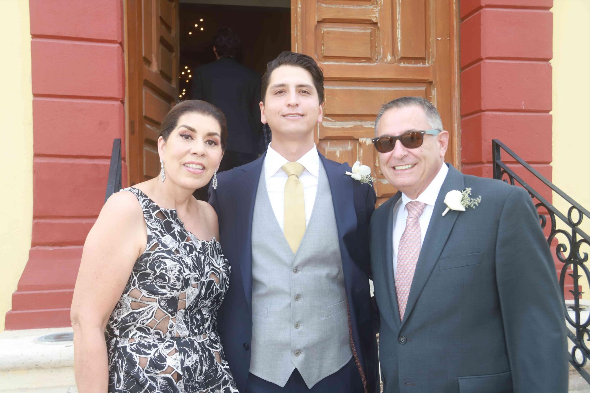 $!Fernando entre sus padres Concha Velasco de Ordaz y Fernando Ordaz Coppel.