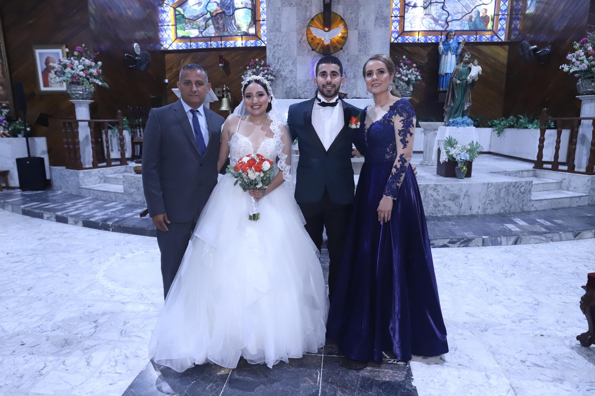 $!Héctor Hernández Sáenz y Adriana Marrujo Ríos, papás de la novia.