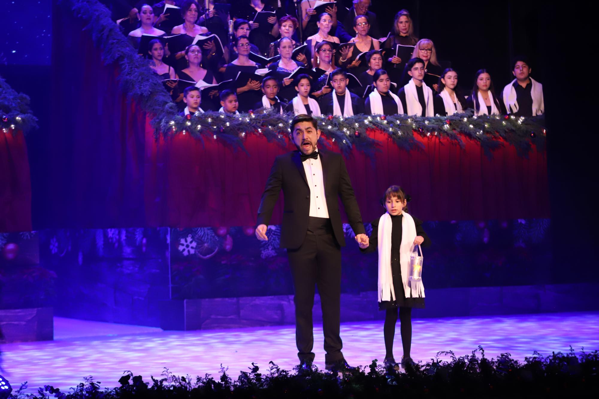 $!El tenor Eduardo Tapia de la mano de la pequeña Greta Mariela Hernández Angulo, llenaron de luz el escenario con la melodía “El farolito”.