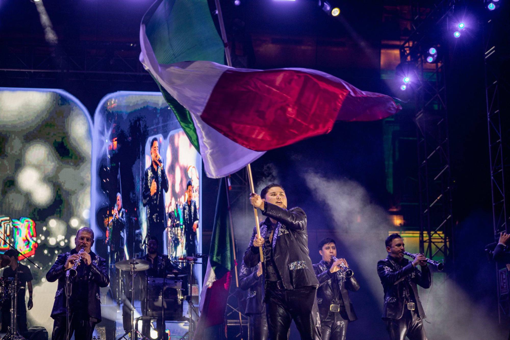 $!Los músicos ondearon la bandera de México.