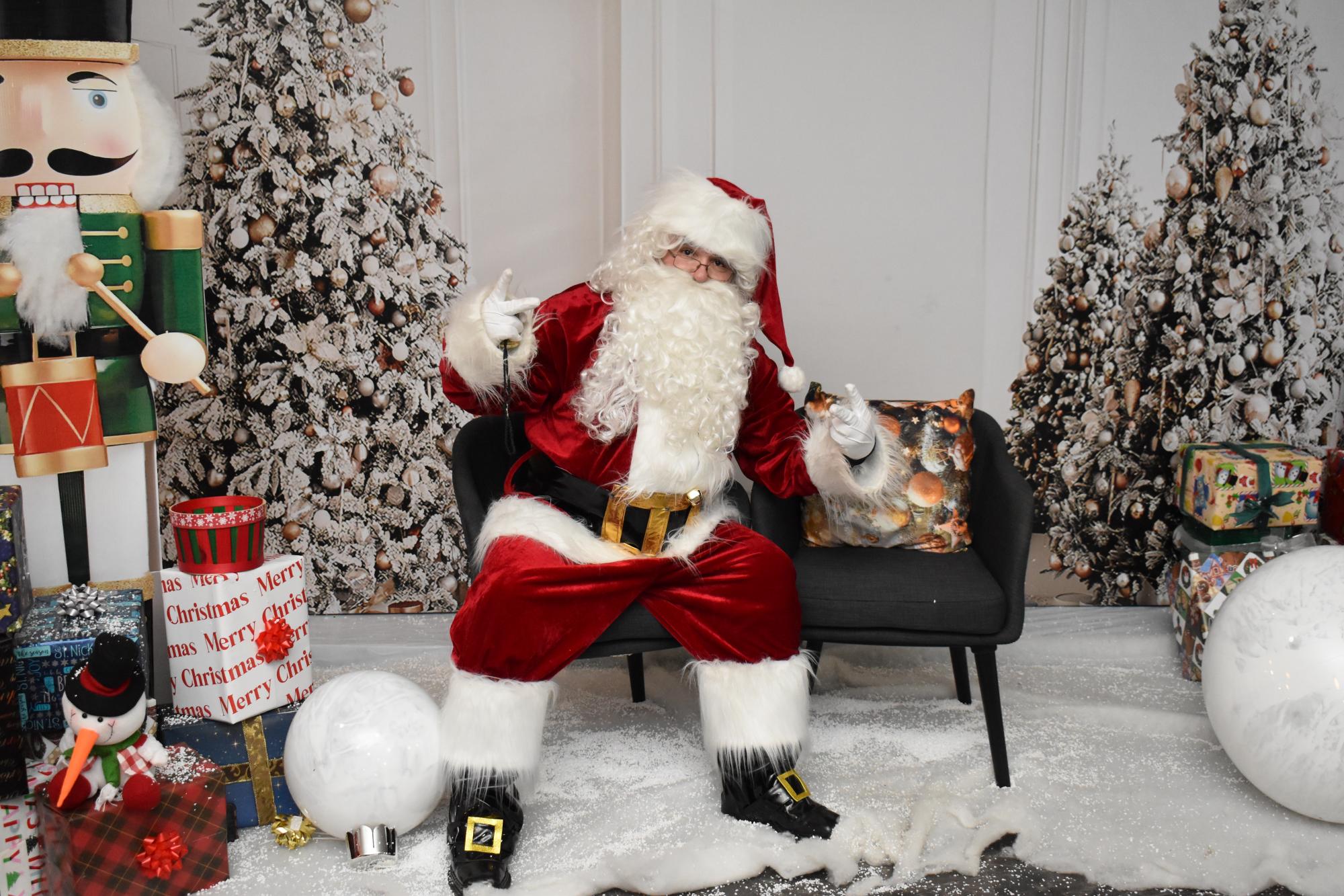 $!Santa Clos recibía al público asistente en el lobby del teatro para tomarse una foto.