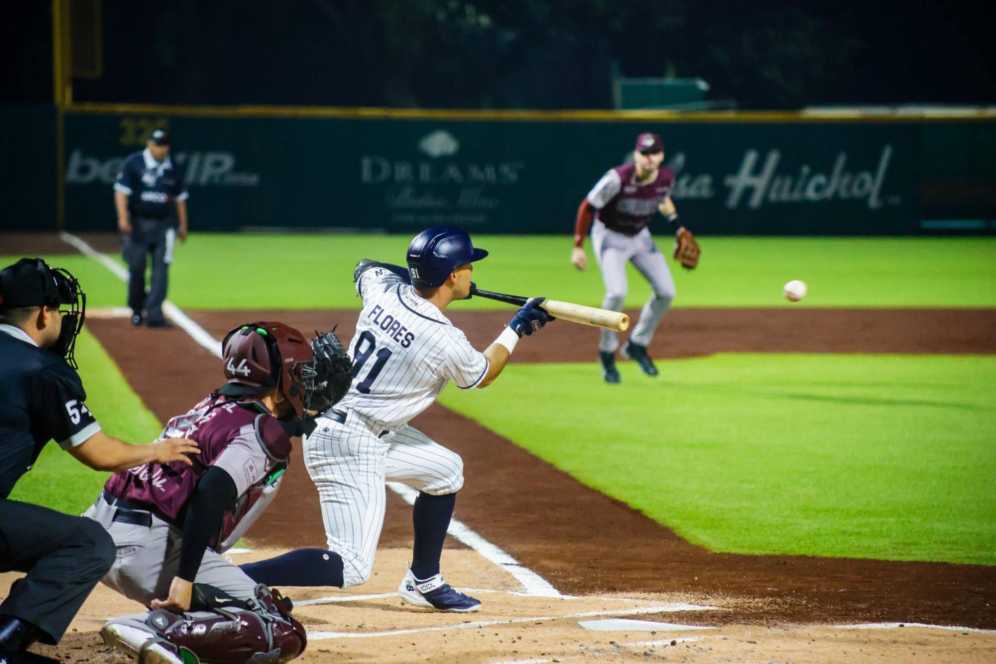 $!Tomateros caza a Jaguares en entradas extras y empareja la serie