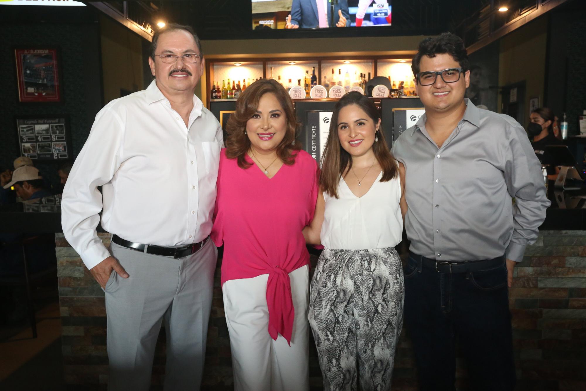 $!La familia Dávila Santoyo: Jaime, Yuri, Jéssica y Álex.