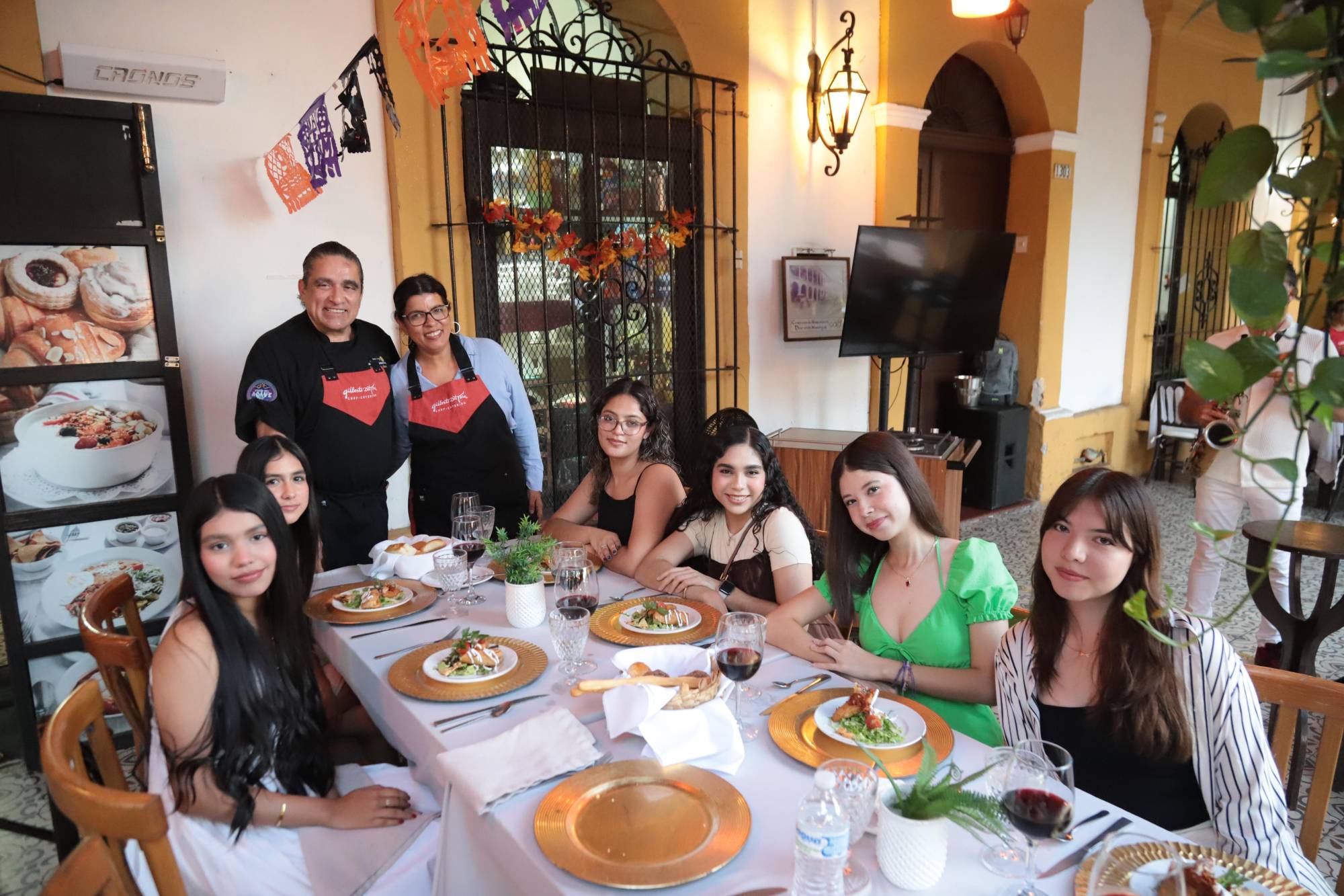 $!Los jóvenes interactúan con el chef Gilberto Del Toro mientras conocen el proceso creativo detrás de cada platillo.