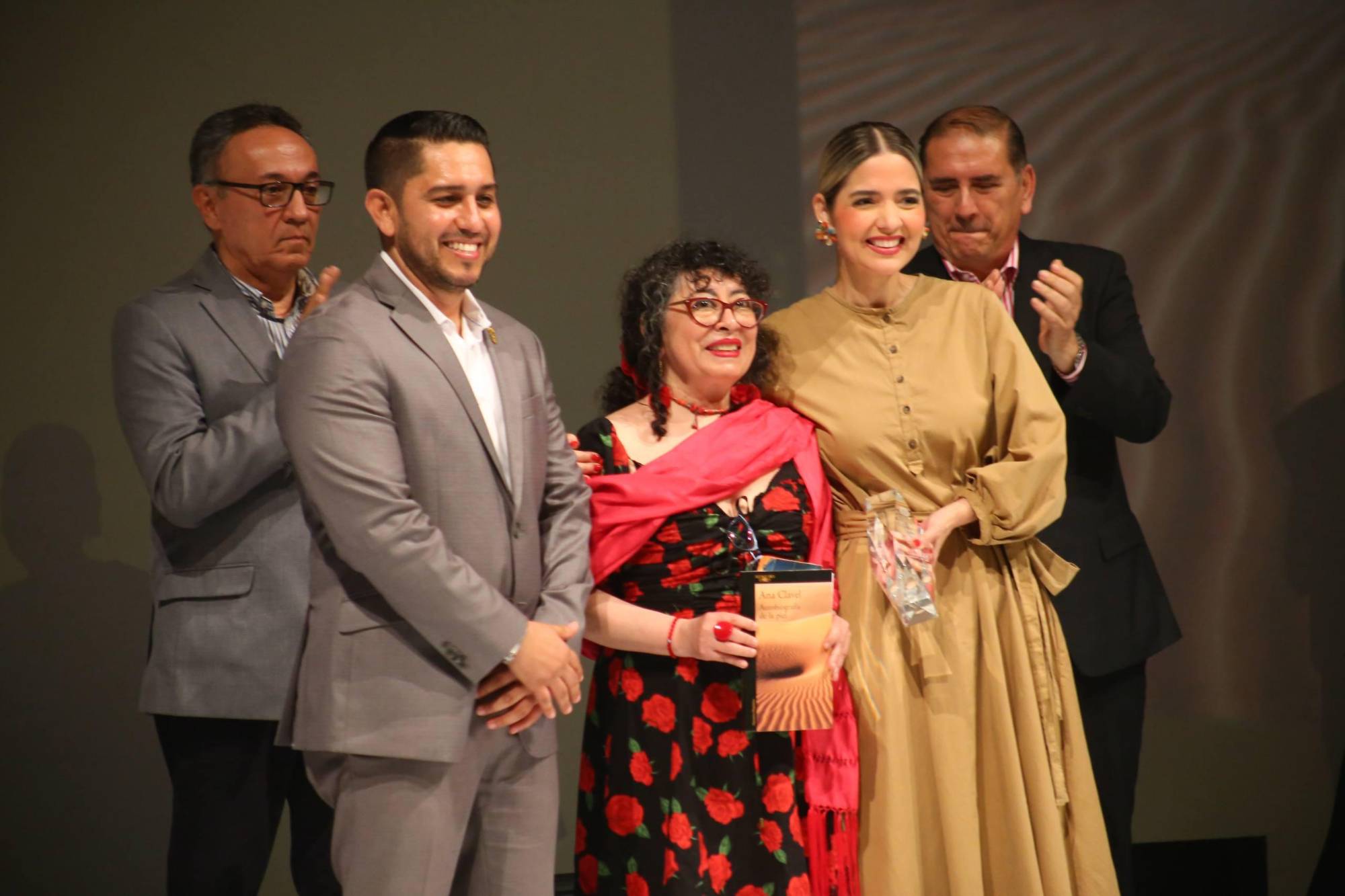 $!Ana Clavel recibe el premio de manos de la Alcaldesa Estrella Palacios junto a Manuel Iván Tostado, vicerrector de la UAS, acompañados de Juan Salvador Avilés y Óscar García.