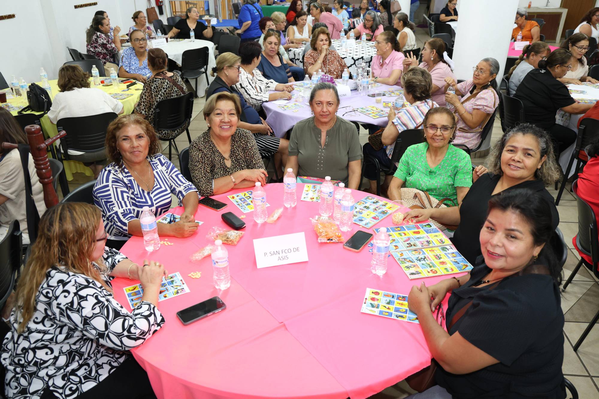 $!Entre antojitos, premios y entusiasmo, las socias disfrutaron de una amena convivencia durante la tradicional lotería.