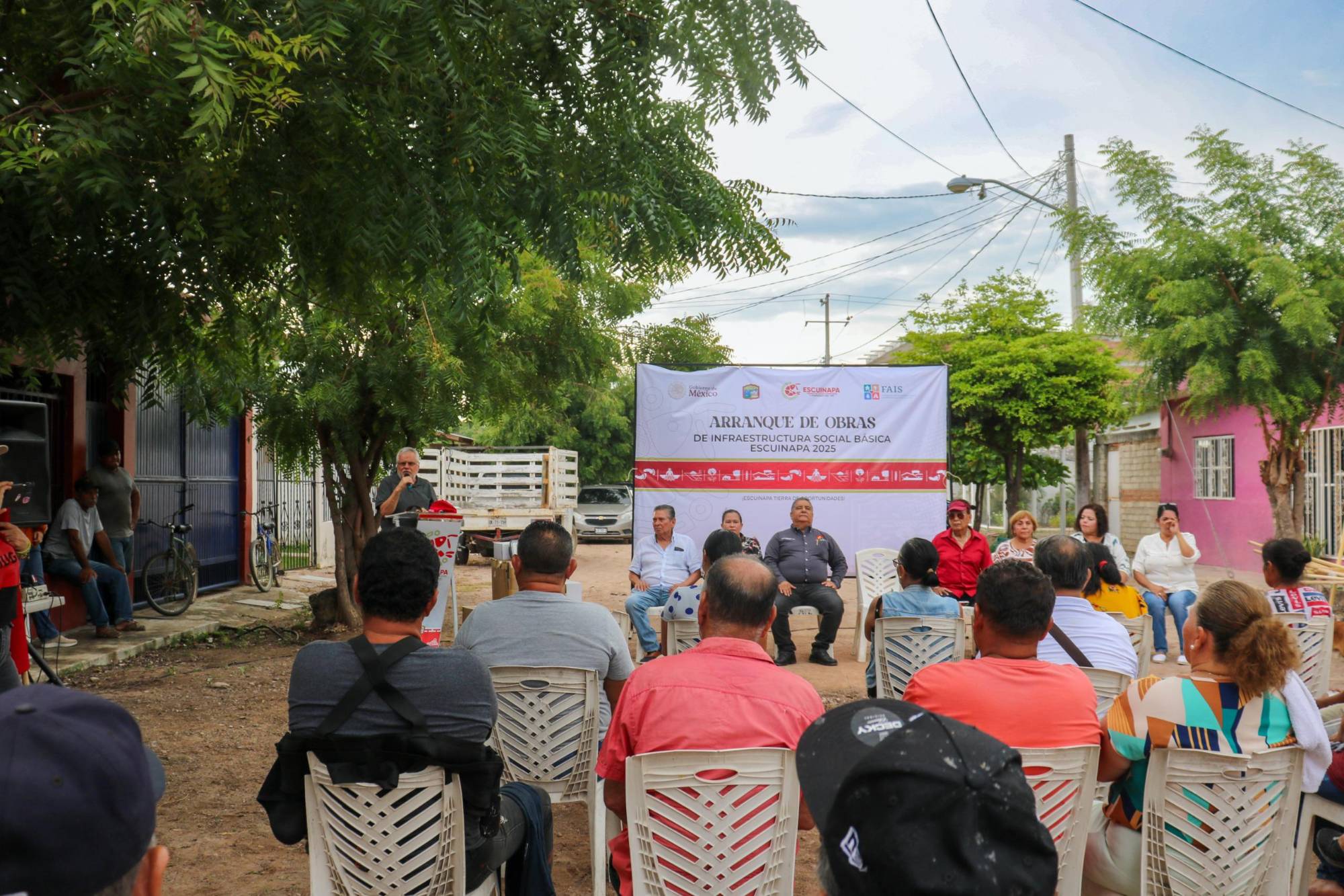 $!Rehabilitan luminarias en La Concha; obra beneficiará a 250 hogares en Escuinapa