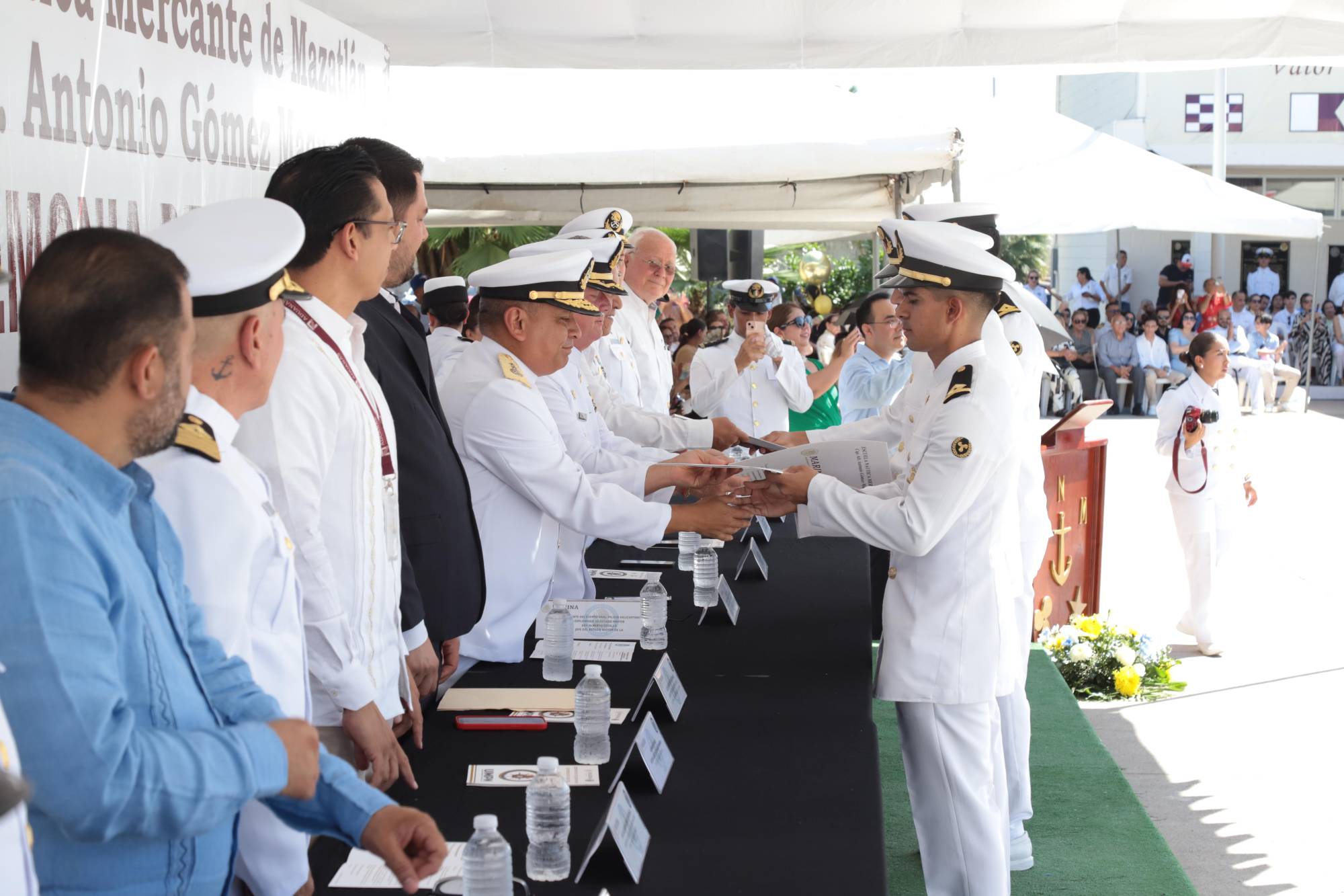 $!Los mejores promedios de la generación recibieron sus diplomas de excelencia.