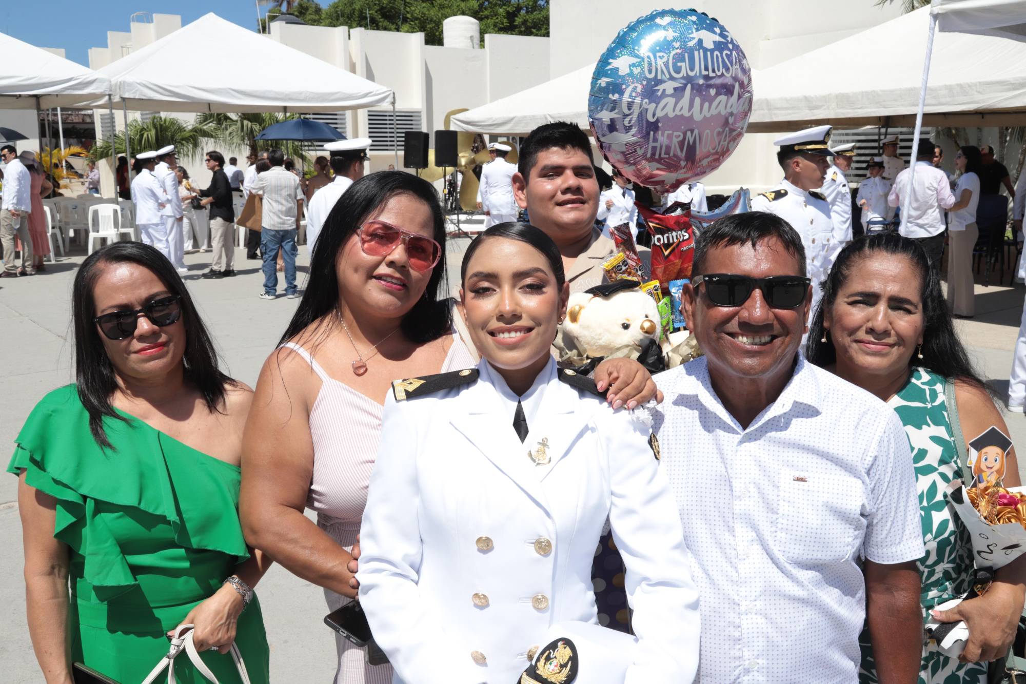 $!Atrás Diego Rolón. Al frente, Alma, Martha Leticia, Catalina, Luis Gabriel y Refugio Rodríguez.