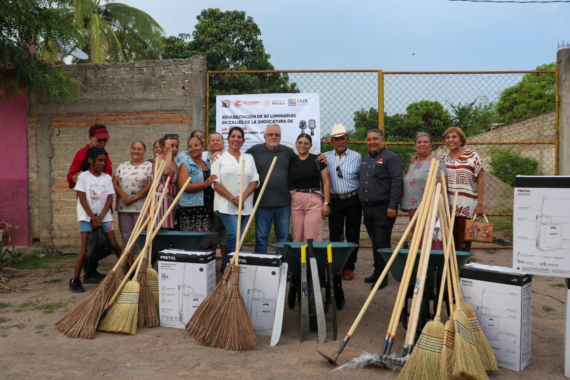 $!Rehabilitan luminarias en La Concha; obra beneficiará a 250 hogares en Escuinapa
