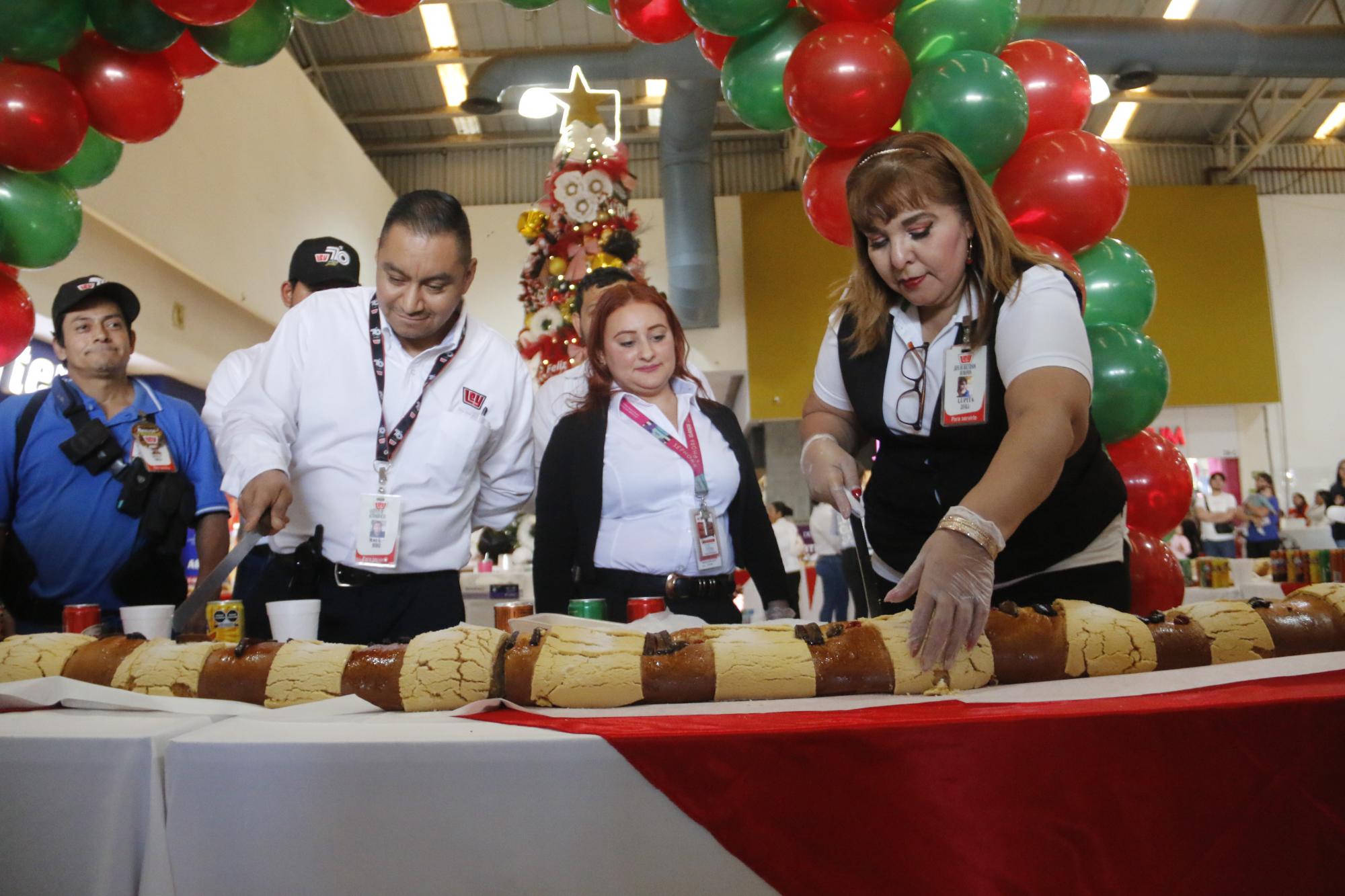 $!Empleados de Casa Ley repartieron la rosca de 48 metros de longitud.