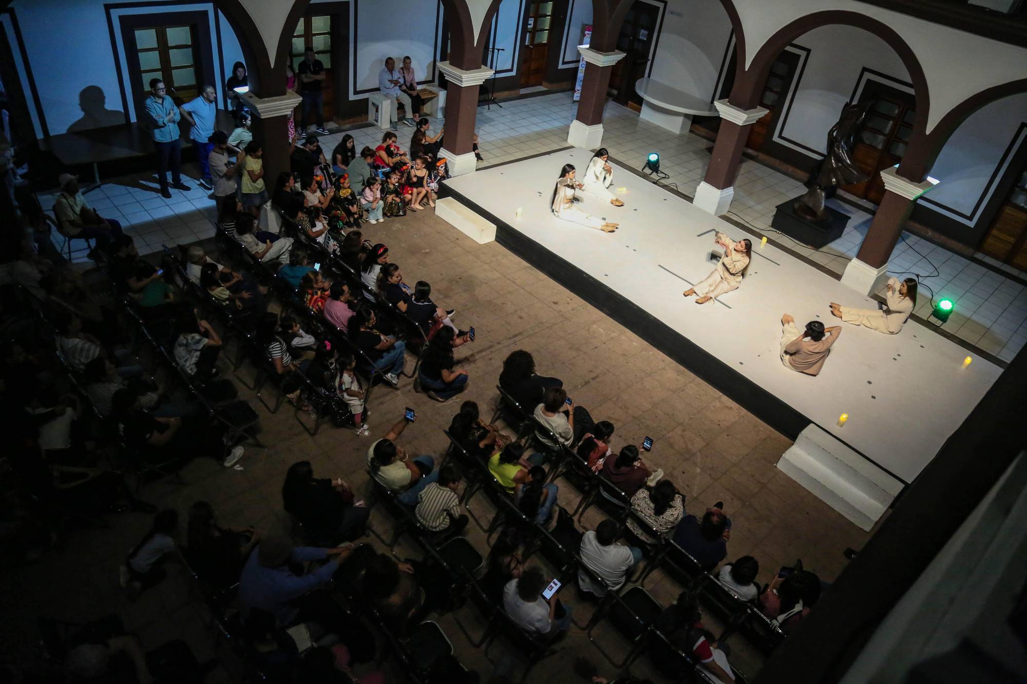 $!Alumnos de danza contemporánea durante su presentación en el evento cultural.