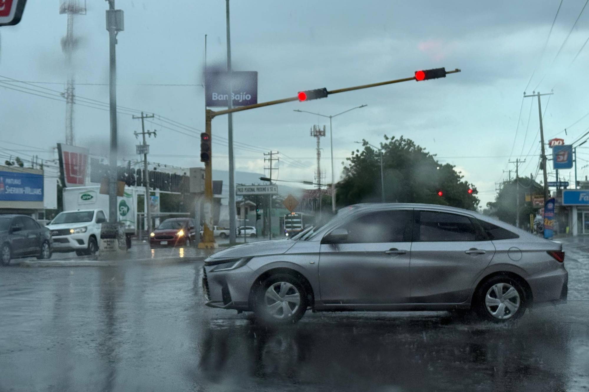 $!Arrecia fuerte lluvia en sectores norte y oriente de Culiacán este martes