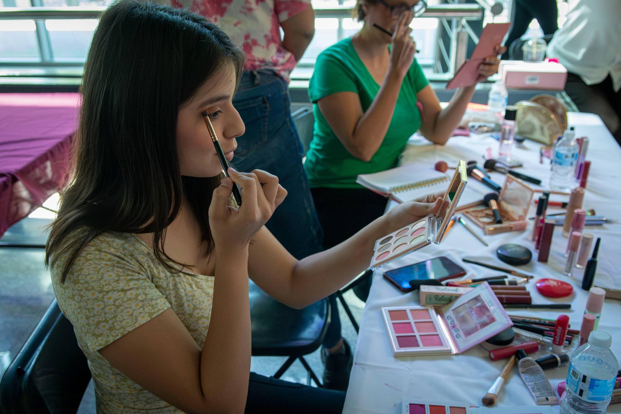 $!Imparten clase de automaquillaje que promueve la sororidad en la lucha contra el cáncer de mama