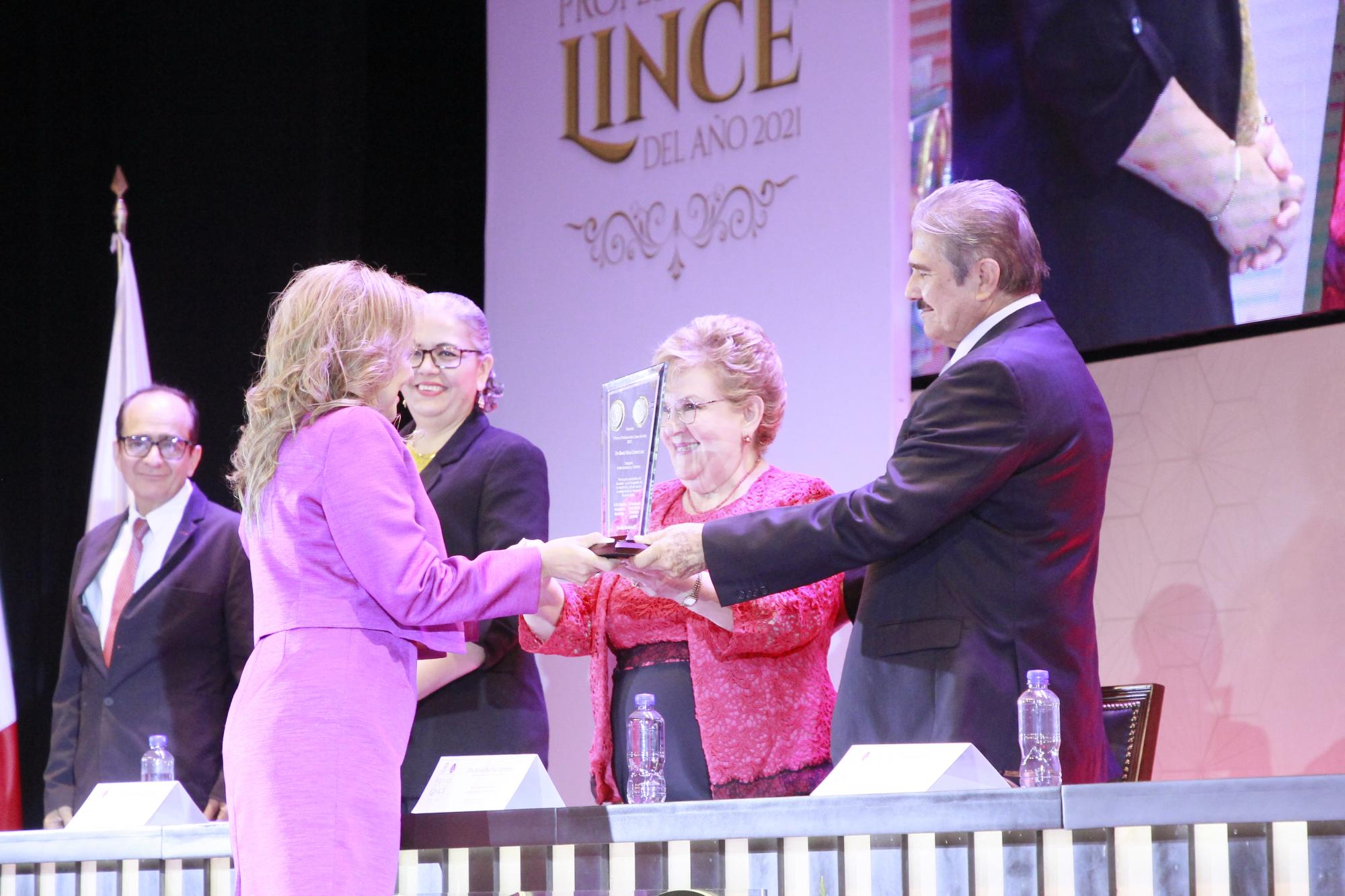 $!Reconoce UAdeO trayectoria de 14 egresados con el Premio Lince al Profesionista del Año