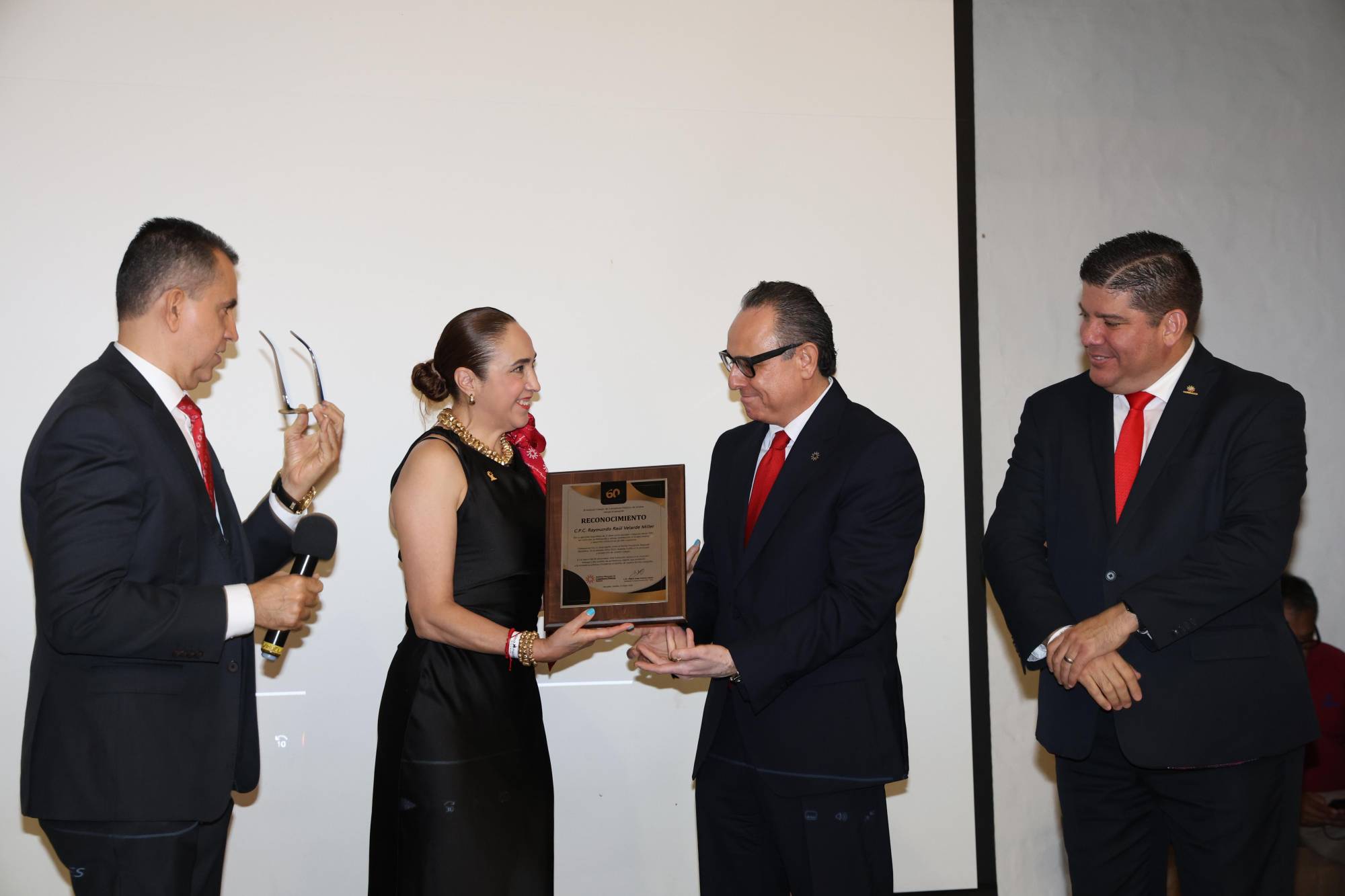 $!Mercedes Cid entrega el reconocimiento a Raymundo Raúl Velarde Miller durante la celebración del 60 aniversario del Instituto Colegio de Contadores Públicos de Sinaloa.