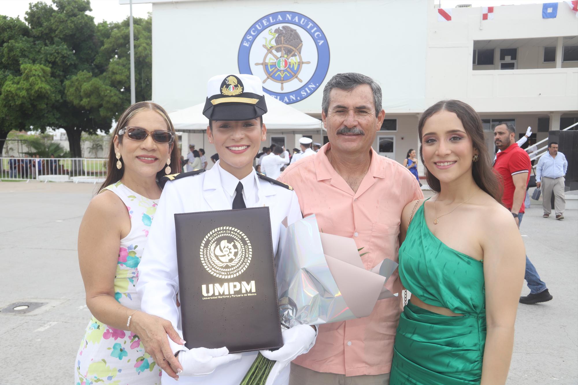 $!Daniela Fernanda López Lerma entre sus padres María Ernestina Lerma y José Guillermo López, y su hermana, Anna Elisa López Lerma.