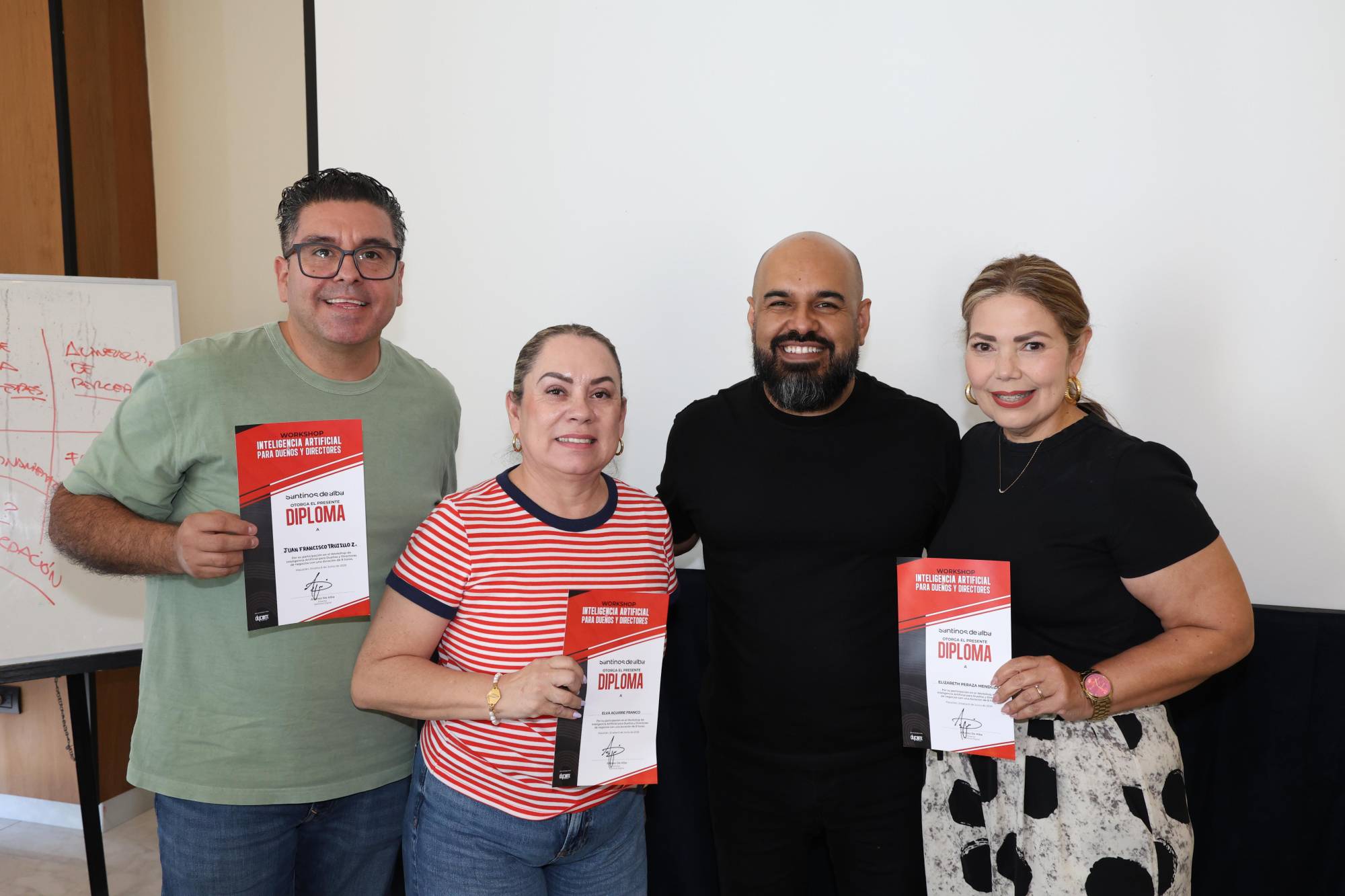 $!Francisco Trujillo, Elva Aguirre y Elizabeth Peraza junto al expositor Alfonso De Alba.